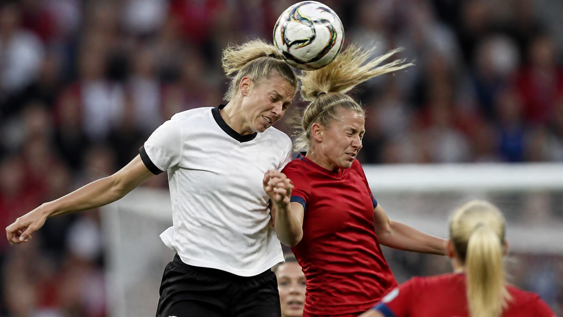 Zweikampfszene während des Spiels Deutschland gegen Norwegen