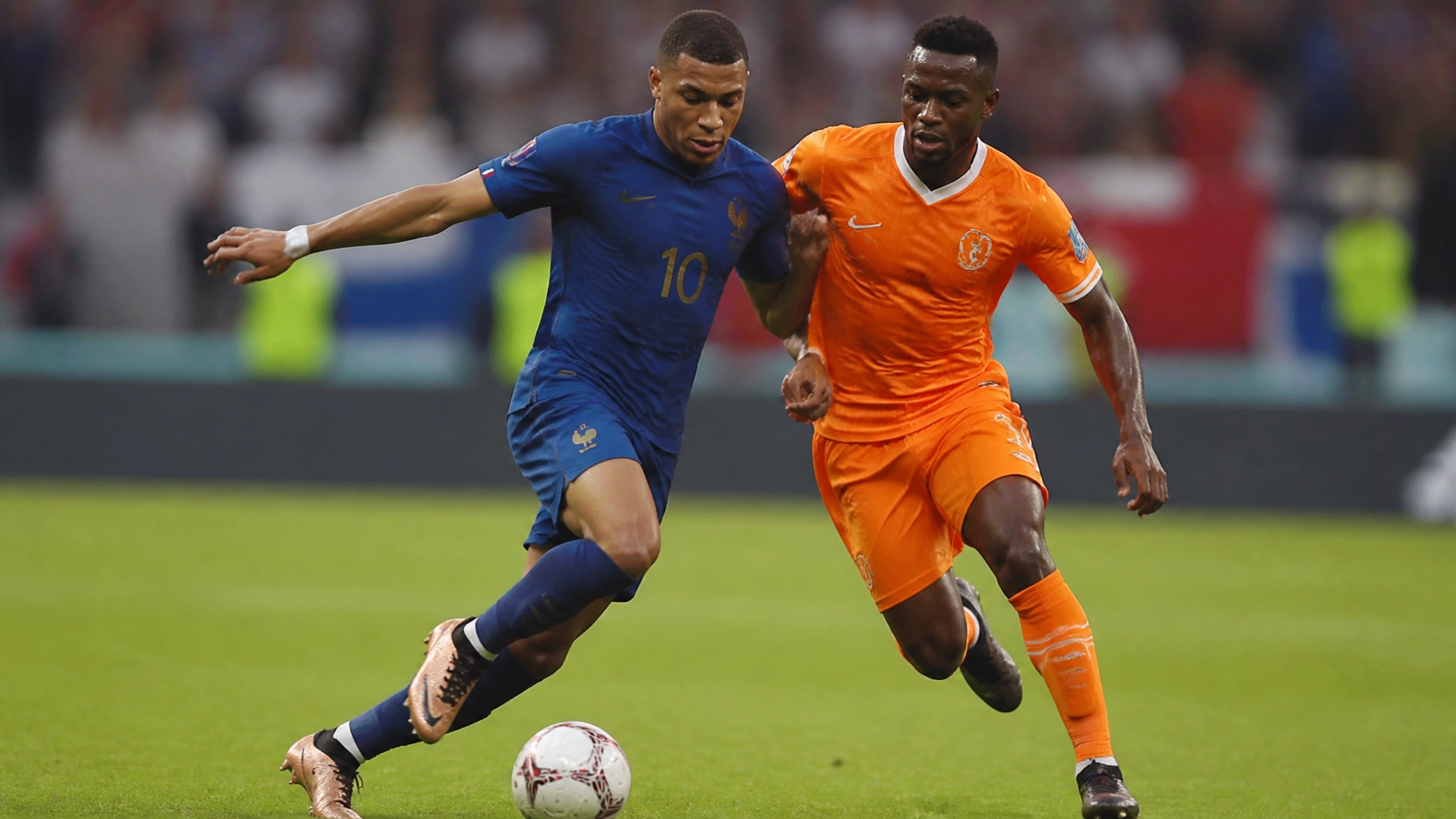 Zwei Profifußballer im Zweikampf während eines internationalen Testspiels