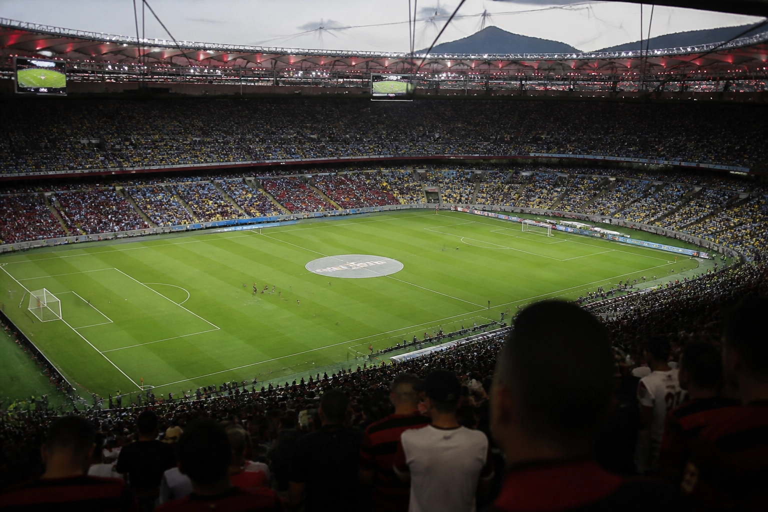 Blick von der Tribüne auf das Spielfeld während der Aufwärmphase