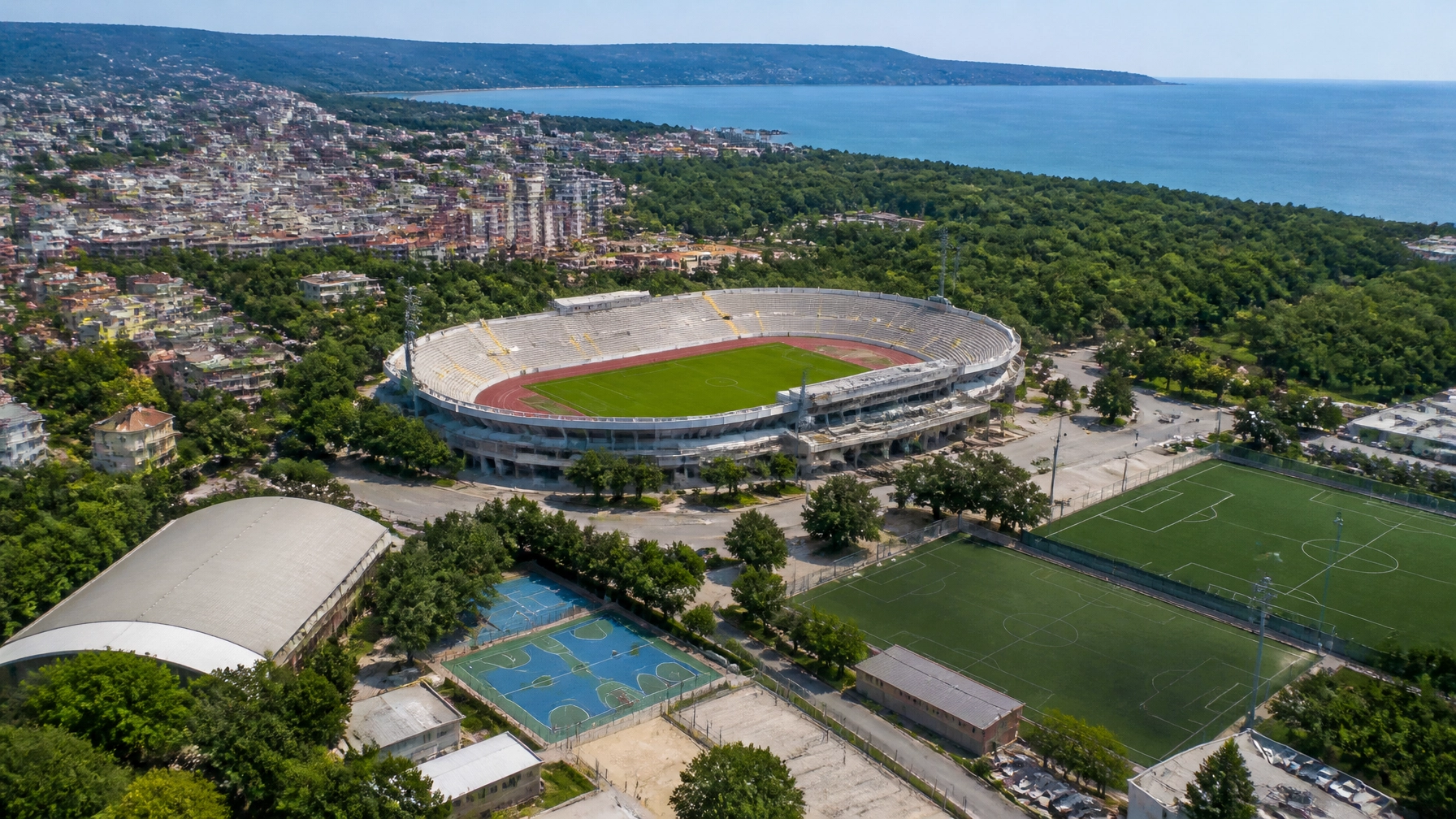 Drohnenaufnahme des Stadions in Varna an der bulgarischen Schwarzmeerküste