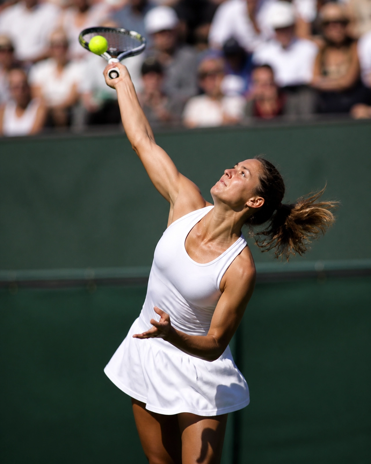 Eine Tennisspielerin beim Aufschlag