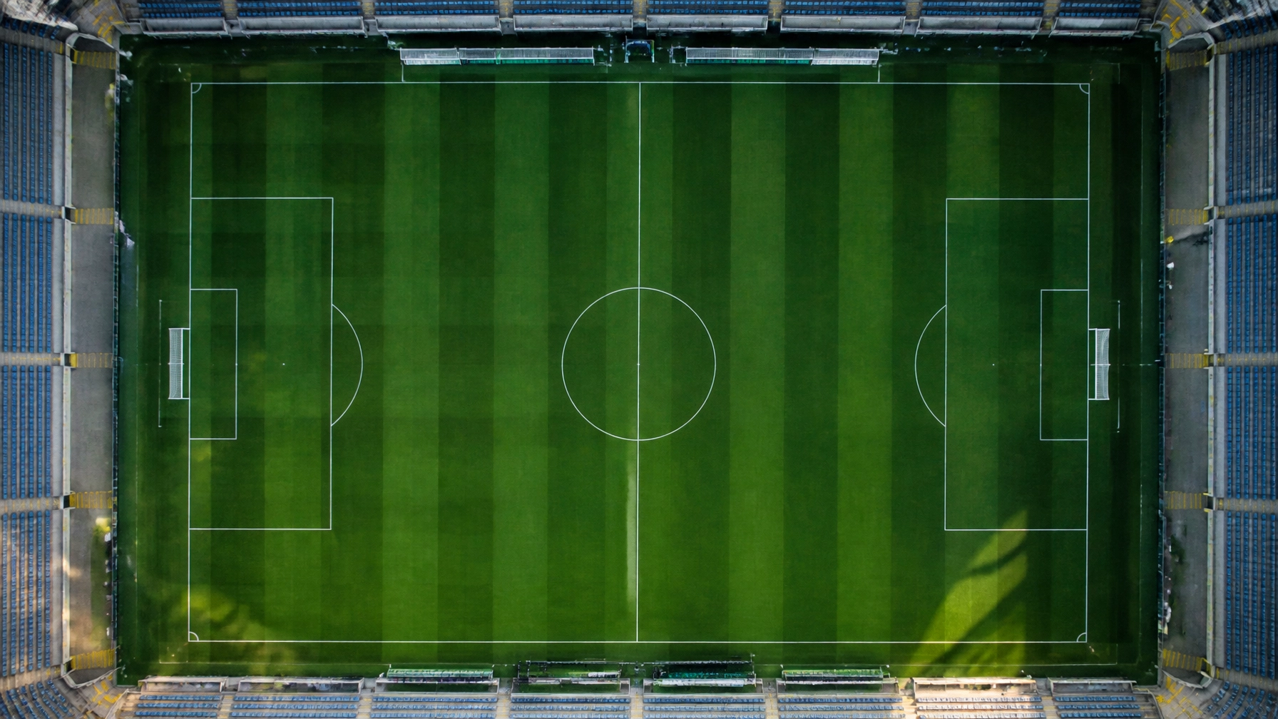 Realistische Darstellung eines Fußballfeldes für die taktische Spielanalyse