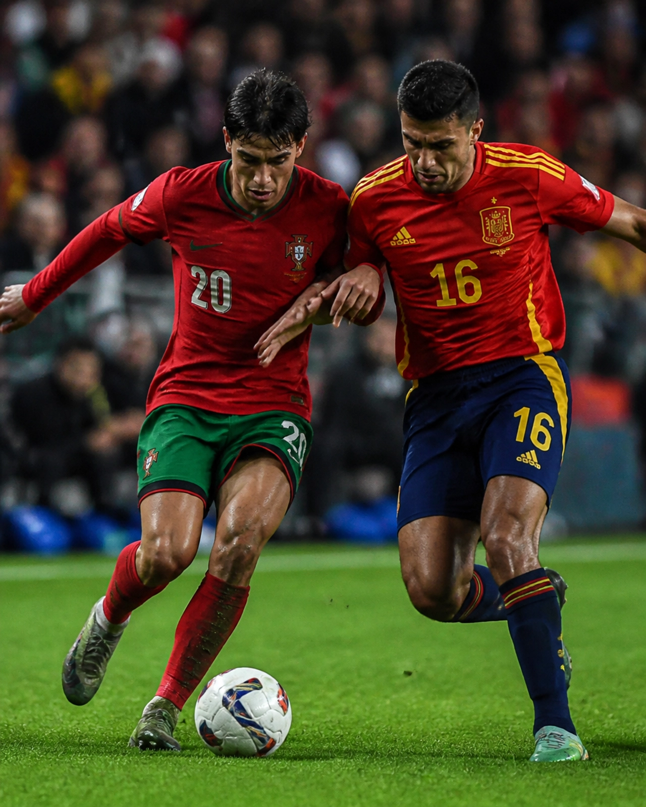 Intensives Duell zwischen einem portugiesischen und einem spanischen Spieler auf dem Platz