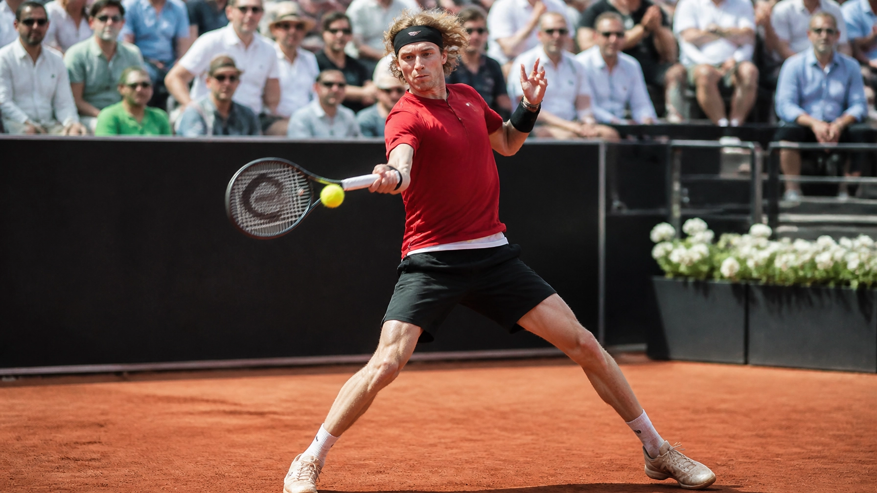 Tennisprofi auf dem Sandplatz in Bastad