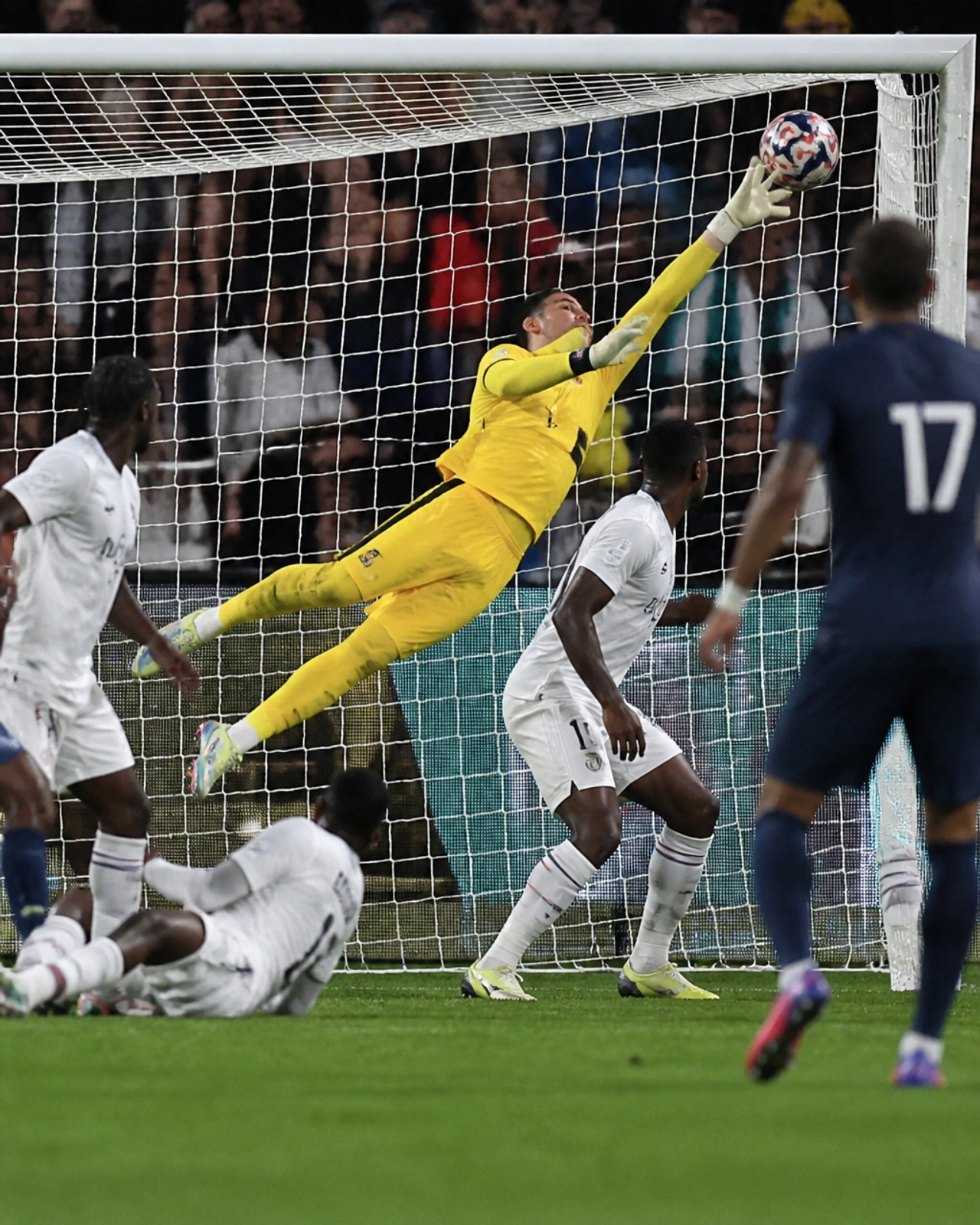 Ein englischer Verteidiger klärt den Ball in höchster Not gegen Frankreich