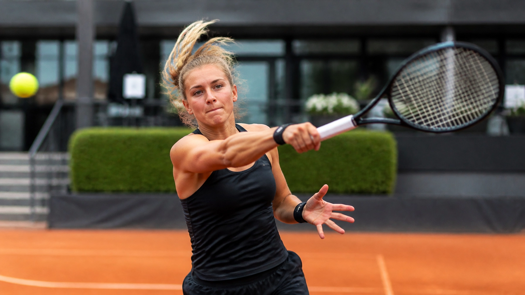 Eine Tennisspielerin in Aktion bei einem Sandplatzturnier in Hamburg