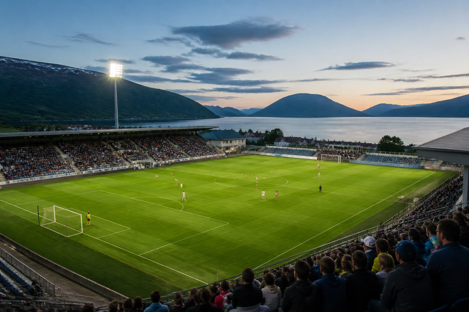 Stadion in Norwegen an einem Fjord bei Abendstimmung