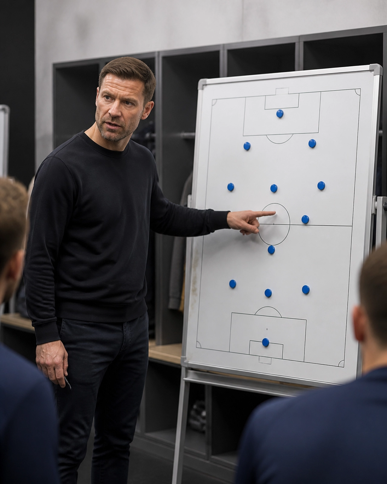 Trainer analysiert die taktische Ausrichtung in der Umkleidekabine