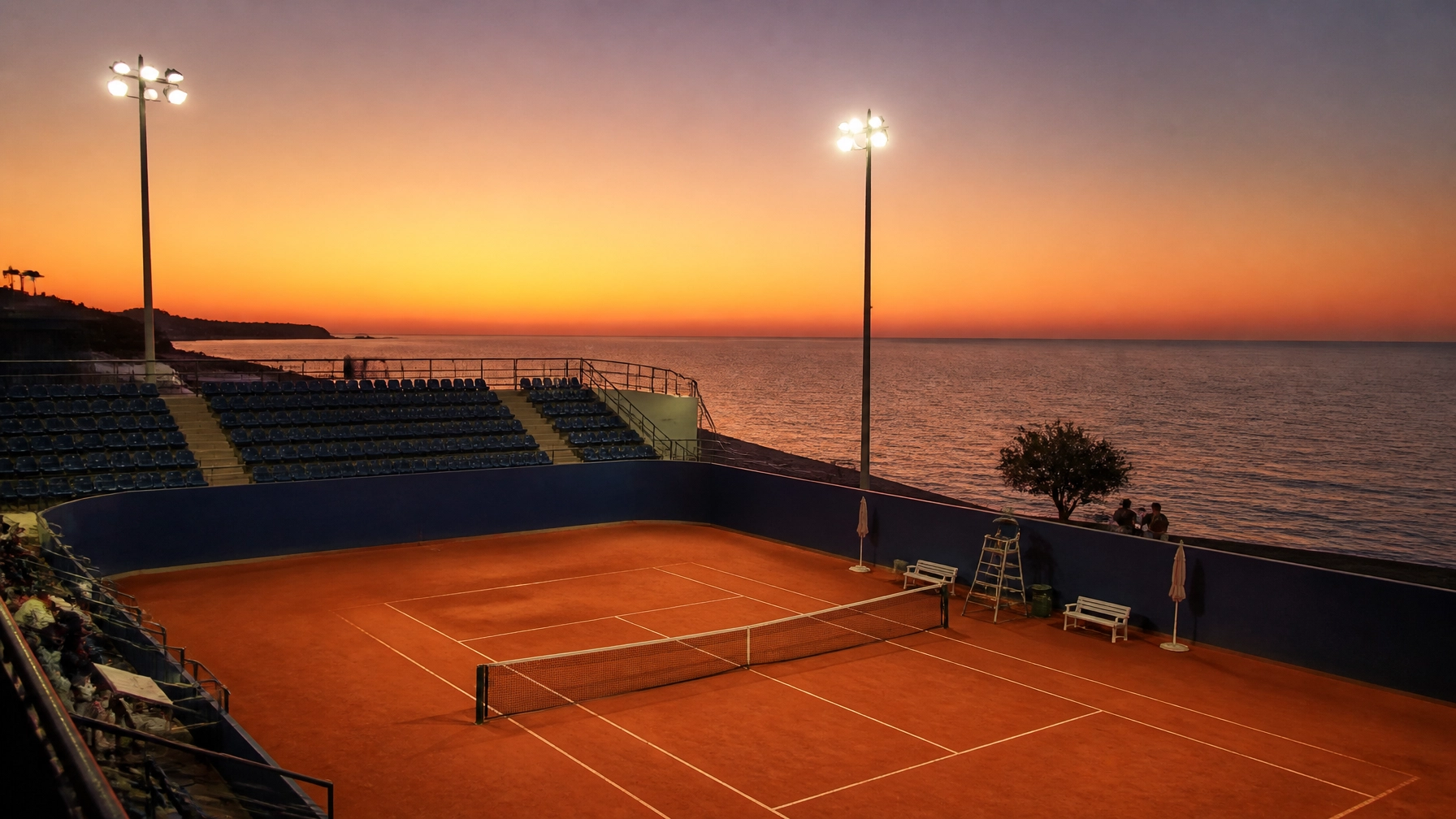 Der Sandplatz in Umag bei Sonnenuntergang vor dem großen Finale