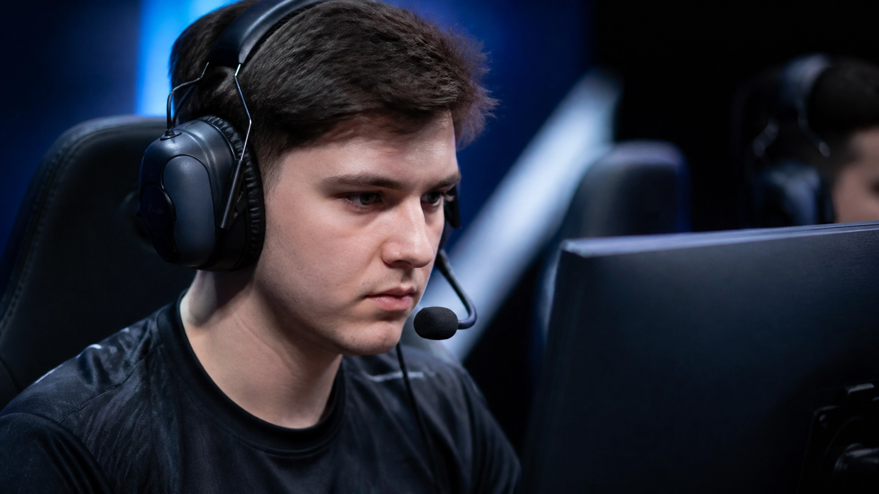 Ein fokussierter E-Sports-Profi während eines Turniers an einem High-End-Setup