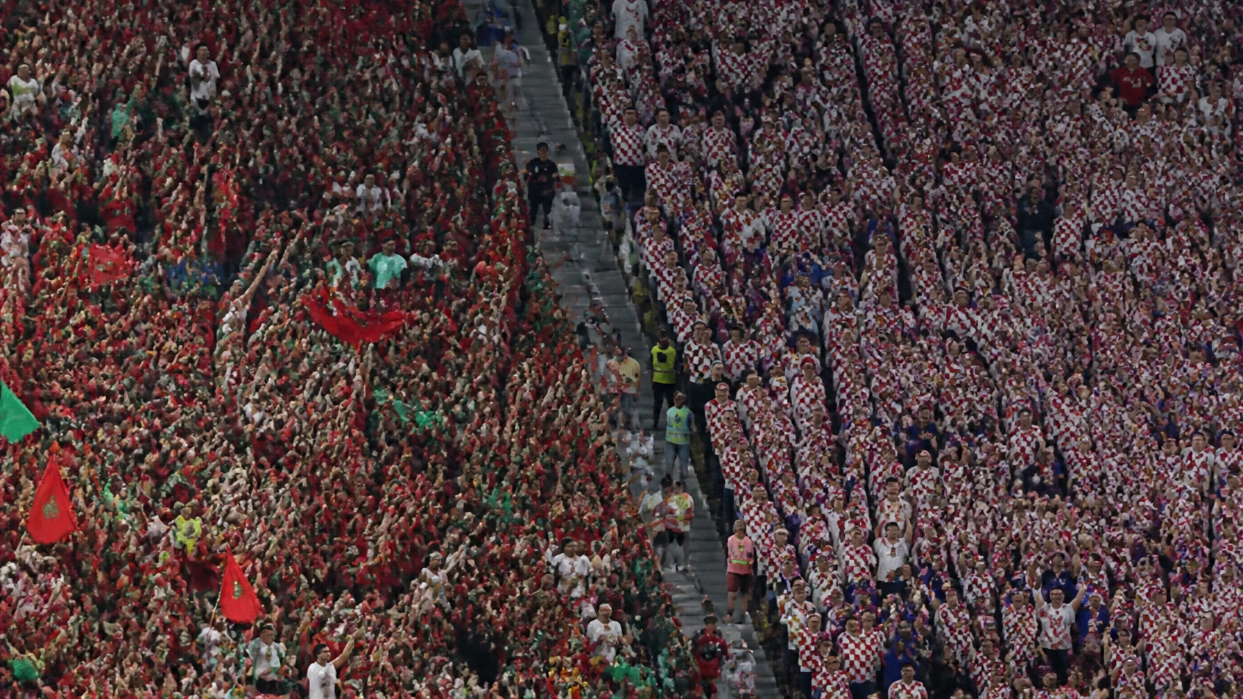 Fans im Stadion in den Farben Portugals und Kroatiens