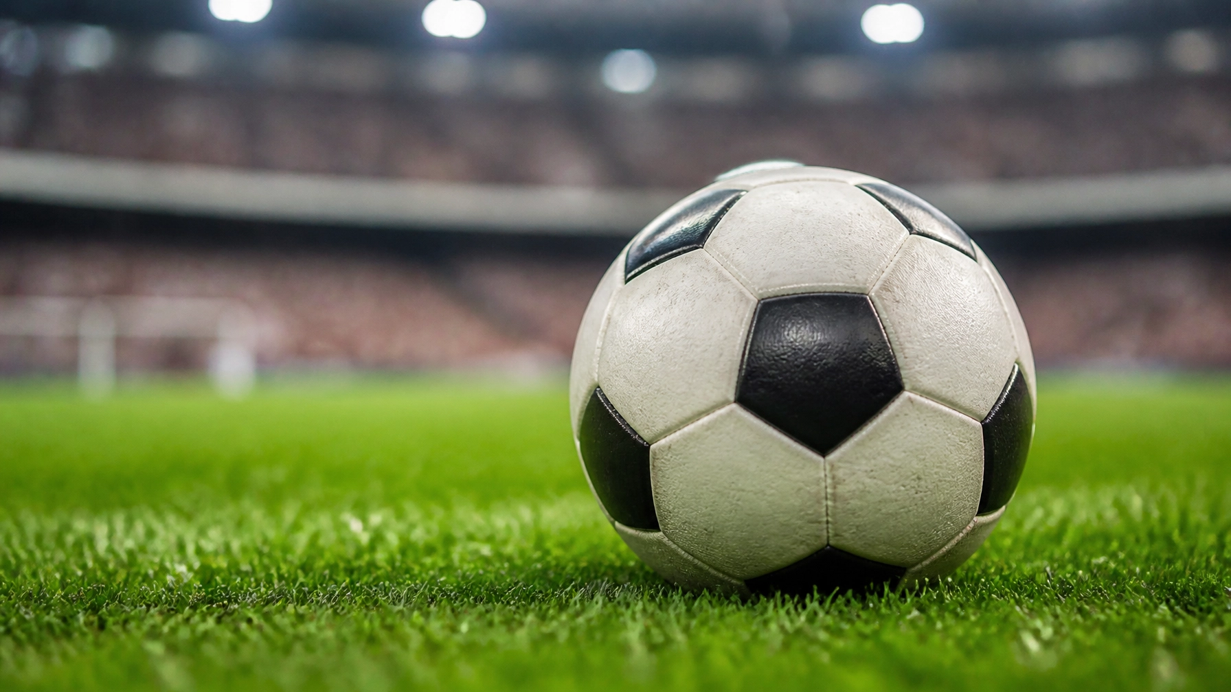 Fussball auf sattem Gruen