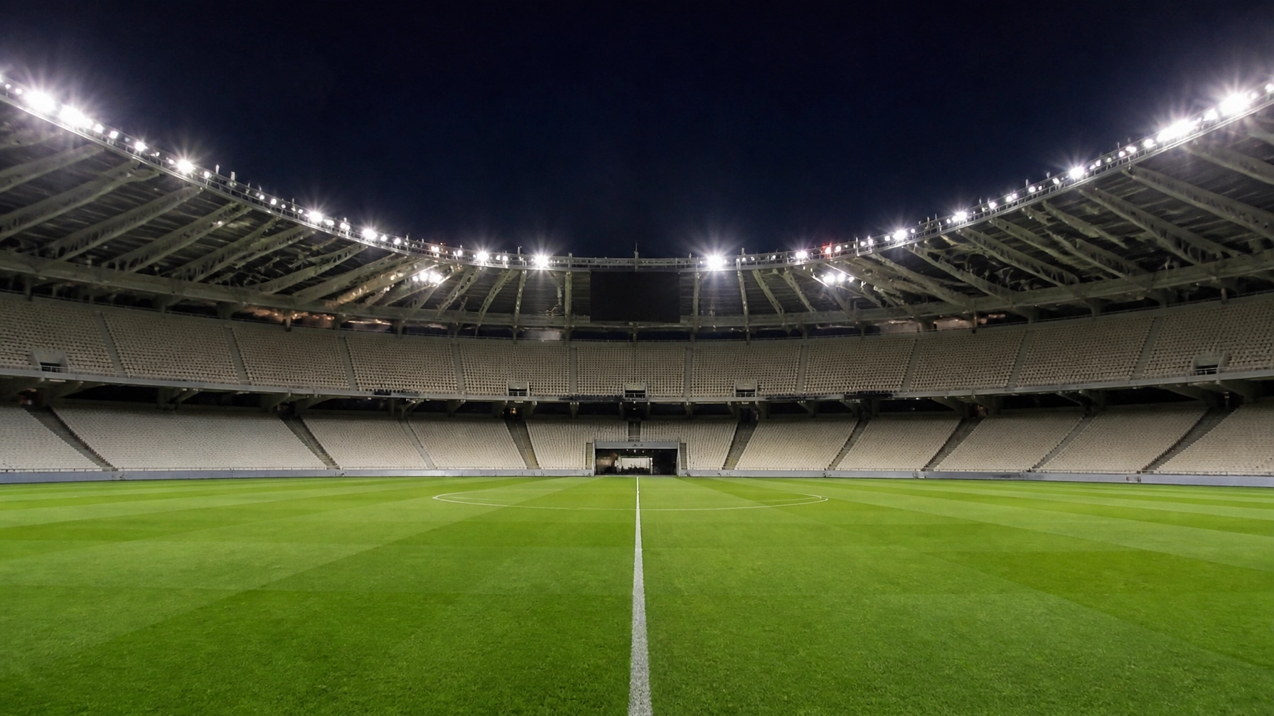 Ruhige, konzentrierte Atmosphäre in einem europäischen Fußballstadion kurz vor dem Anpfiff