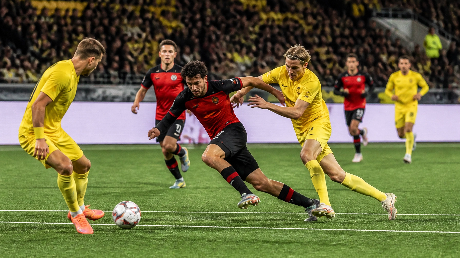 Europäisches Qualifikationsspiel auf Kunstrasen unter Flutlicht mit zwei anonymen Mannschaften