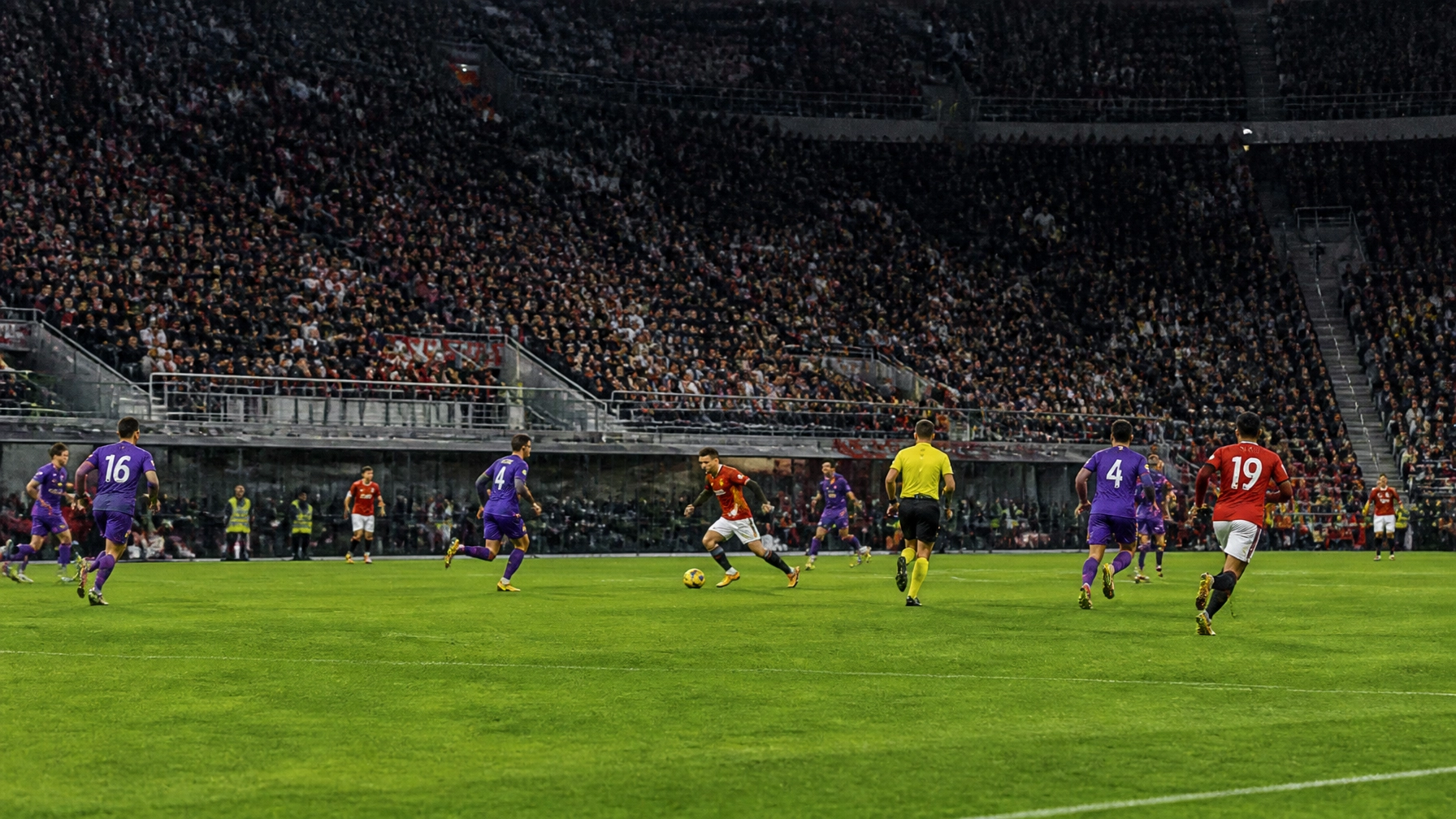 Fußballspiel im Stadio Olimpico mit roten und violetten Trikots