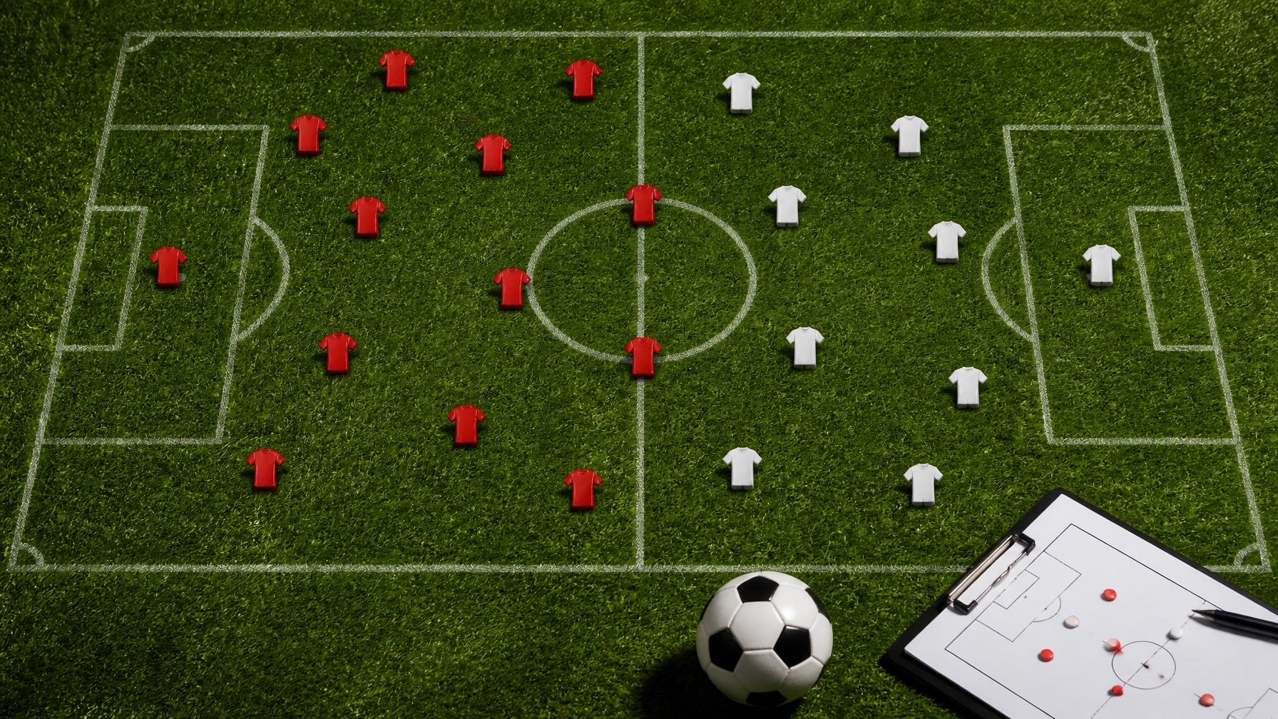 Unbranded taktische Analyse eines Fußballspiels auf einem grünen Spielfeld