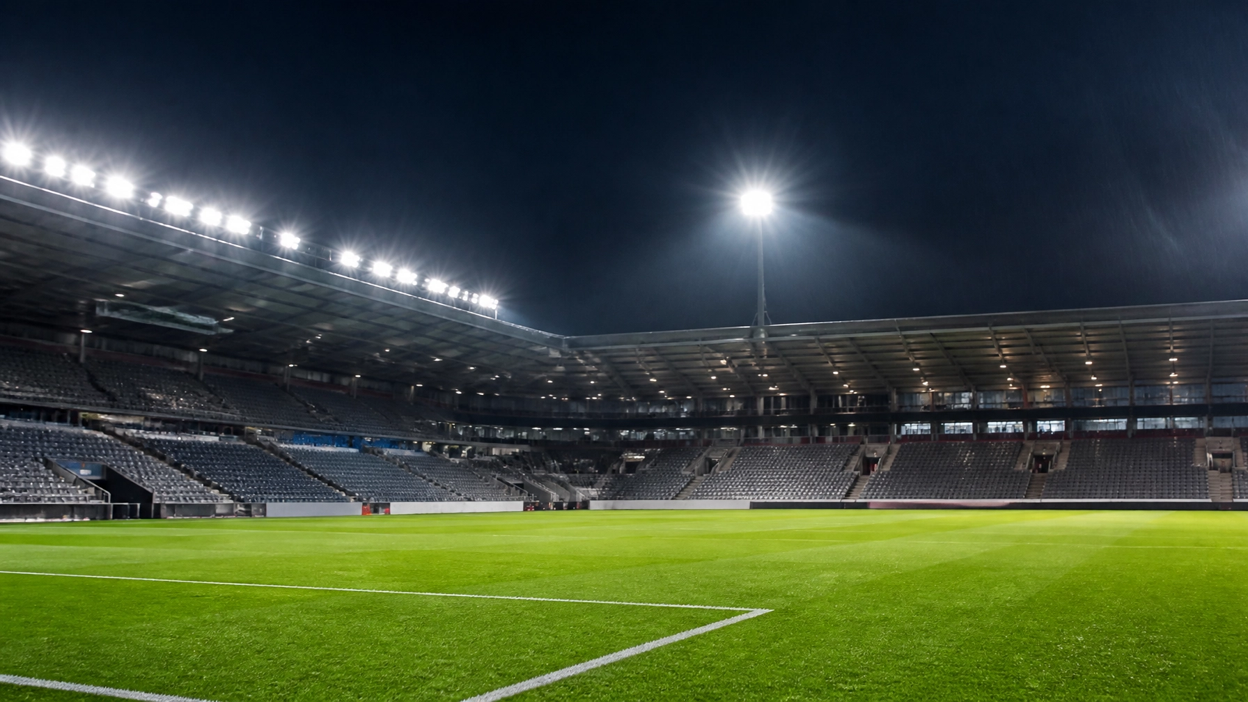 Leeres Freiburger Stadion unter Abendbeleuchtung nach dem Spiel