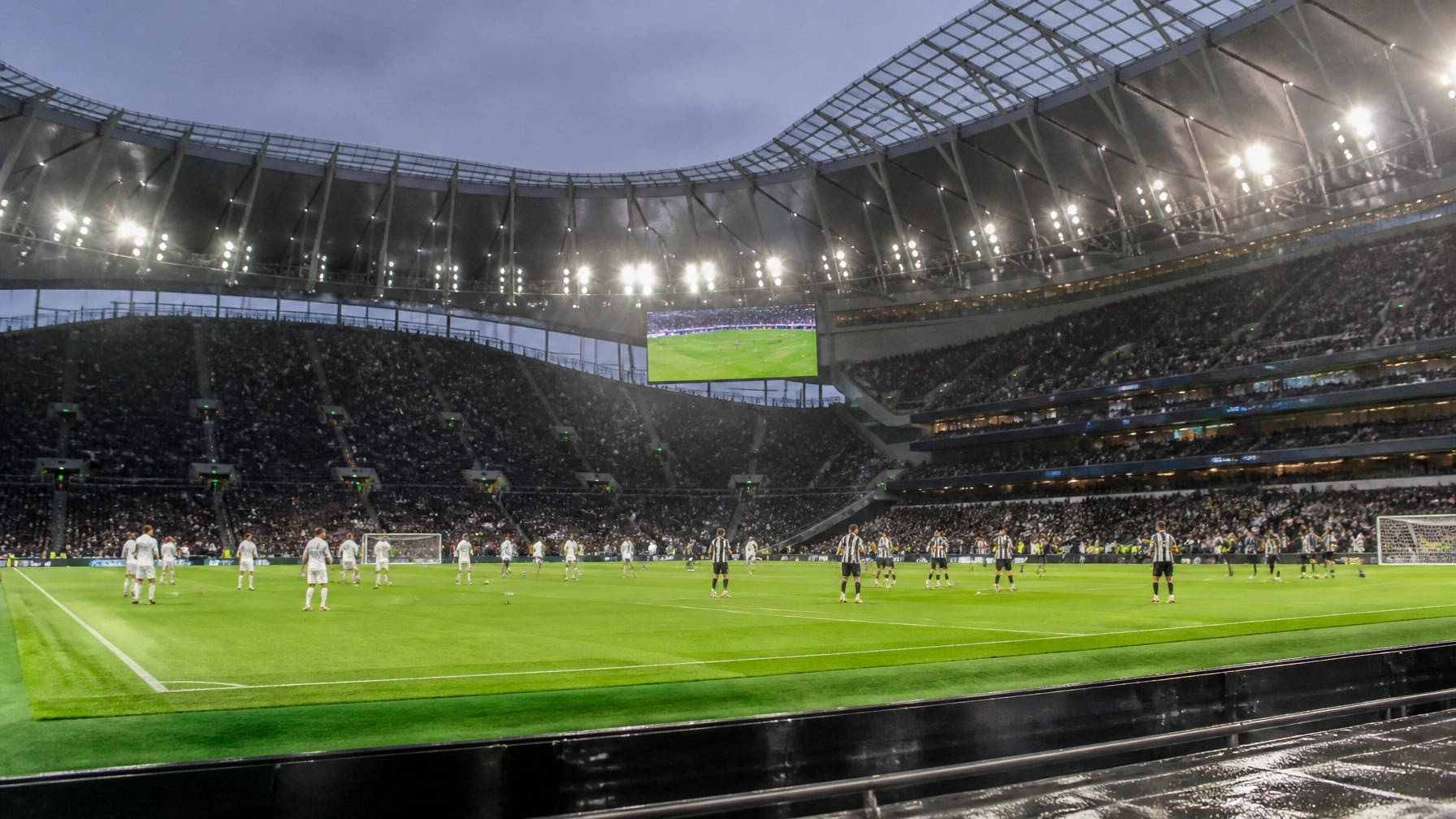 Nasses Spielfeld im Tottenham Hotspur Stadium vor dem Anpfiff zwischen Tottenham und Newcastle