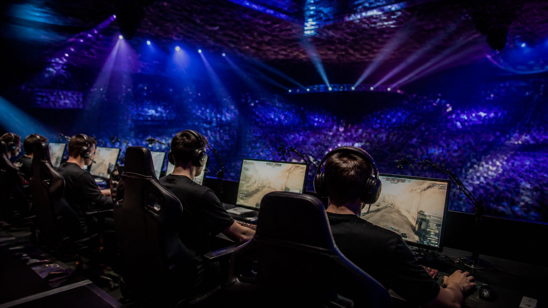 Fotorealistische Counter-Strike-2-E-Sports-Arena in Paris ohne Logos oder lesbaren Text