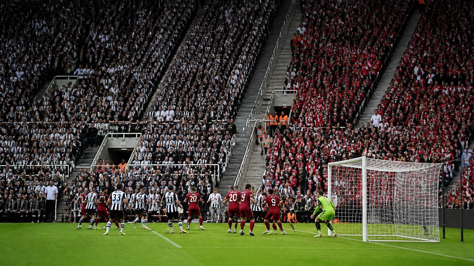 Fußballatmosphäre im St. James' Park vor Newcastle gegen Liverpool