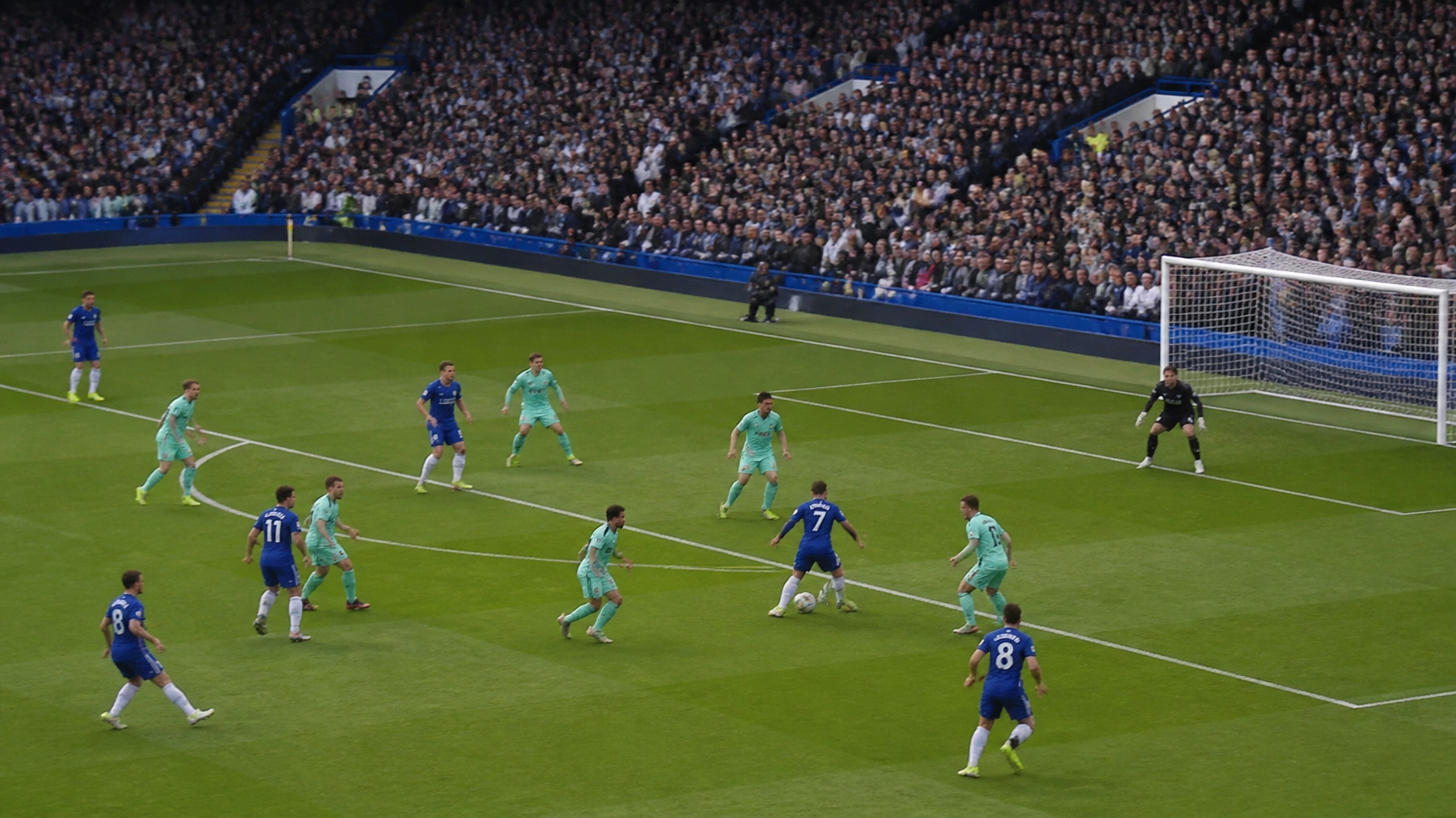 Offensive Spielsituation im Strafraum zwischen blauen und türkisfarbenen Trikots
