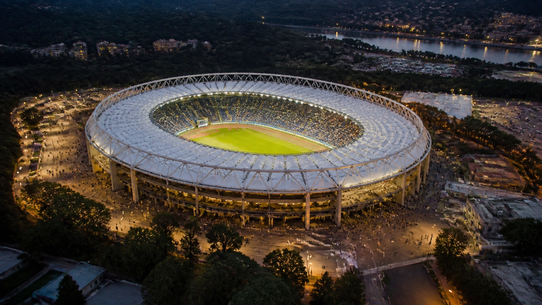 Abendliche Außenansicht des Stadio Olimpico in Rom