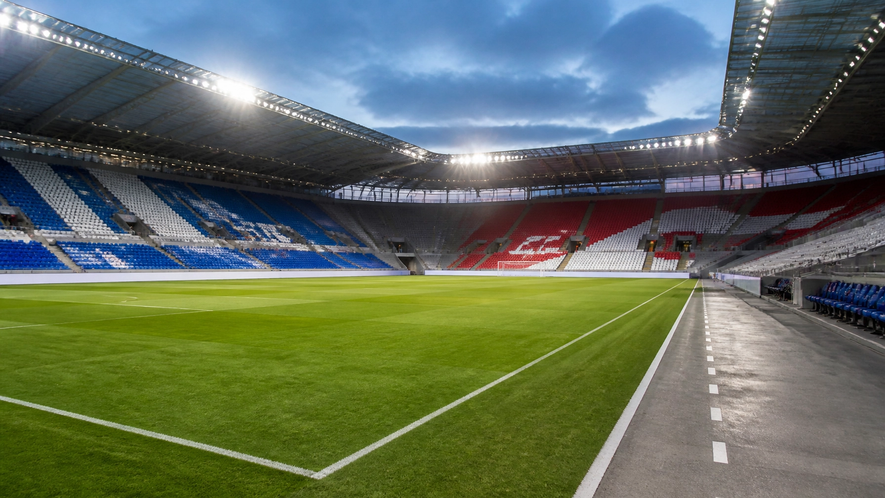 Stadioninnenraum und Spielfeld vor dem Anpfiff einer Zweitliga-Partie