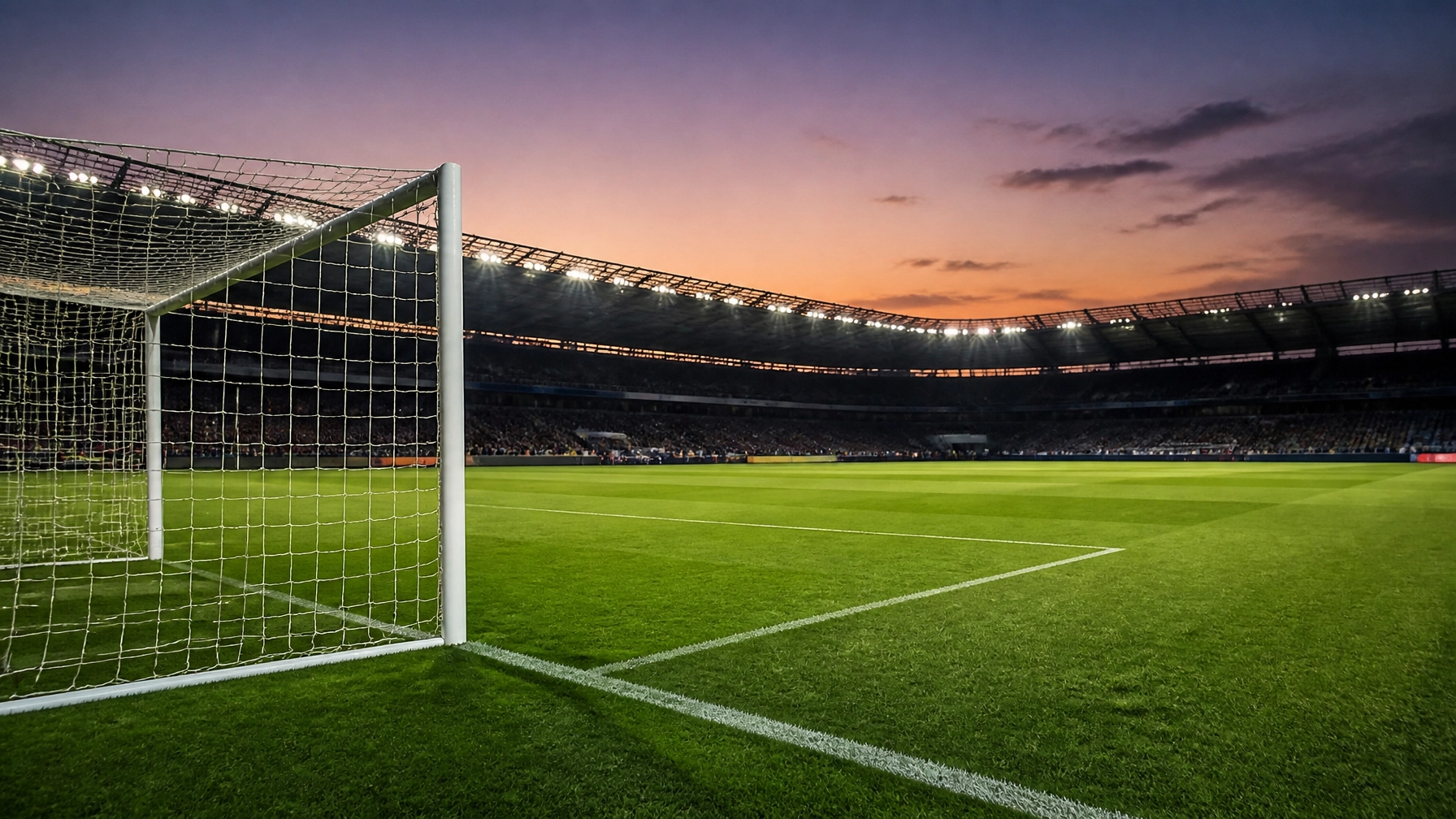 Fußballtor und Rasen im Abendlicht vor dem Bundesliga-Spiel