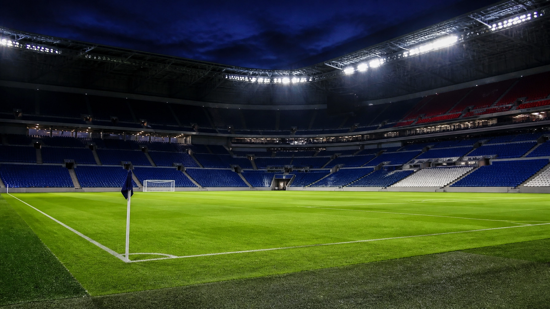 Innenraum des Groupama Stadium in Lyon mit Rasen und Flutlicht kurz vor dem Anpfiff