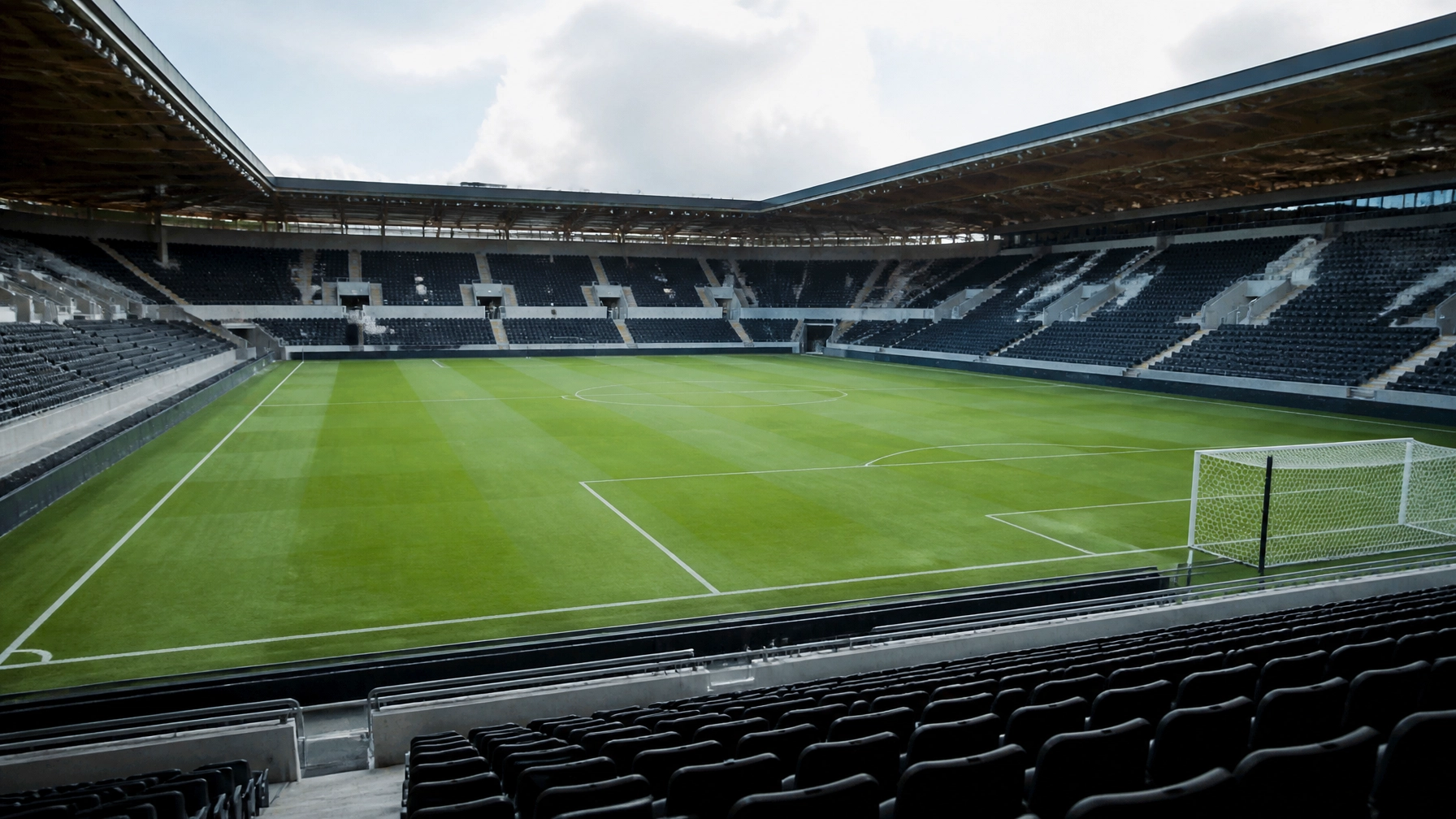 Leeres Fußballstadion in Norwegen vor dem Anpfiff