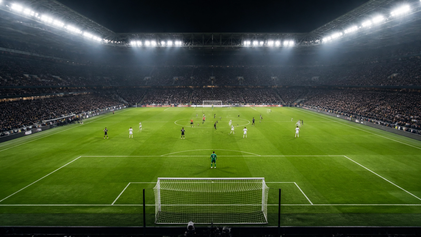 Fußballfeld mit Torlinie und Stadionatmosphäre
