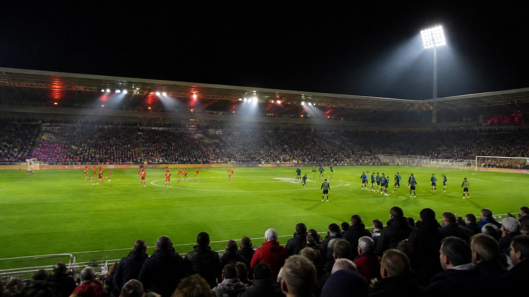 Flutlicht und Pokalatmosphäre im Stadion in Halle