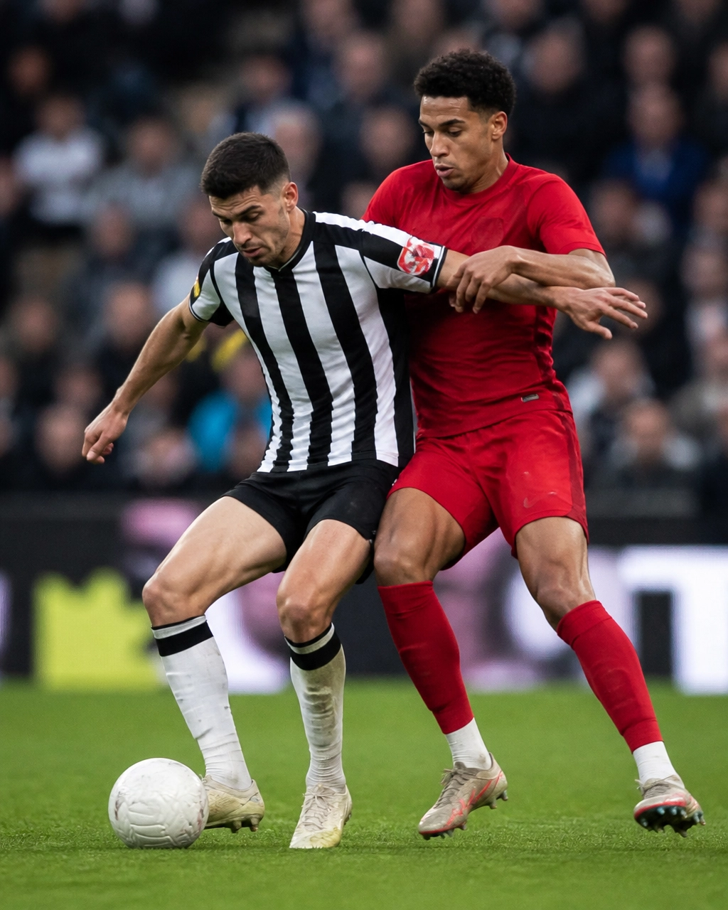 Intensives Duell zwischen Newcastle und Liverpool im Mittelfeld