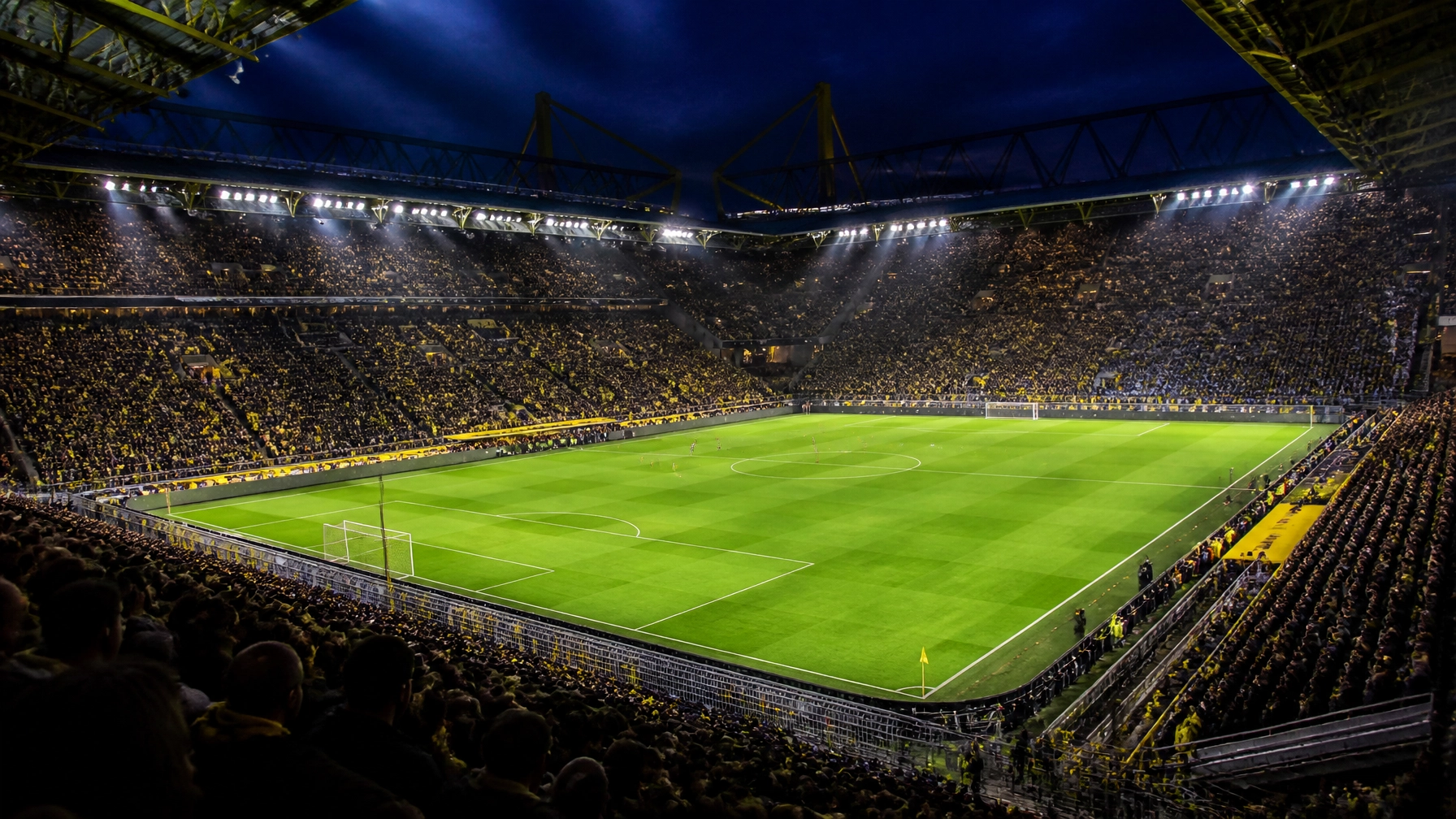 Fußballstadion mit Flutlicht vor dem Bundesliga-Auftakt