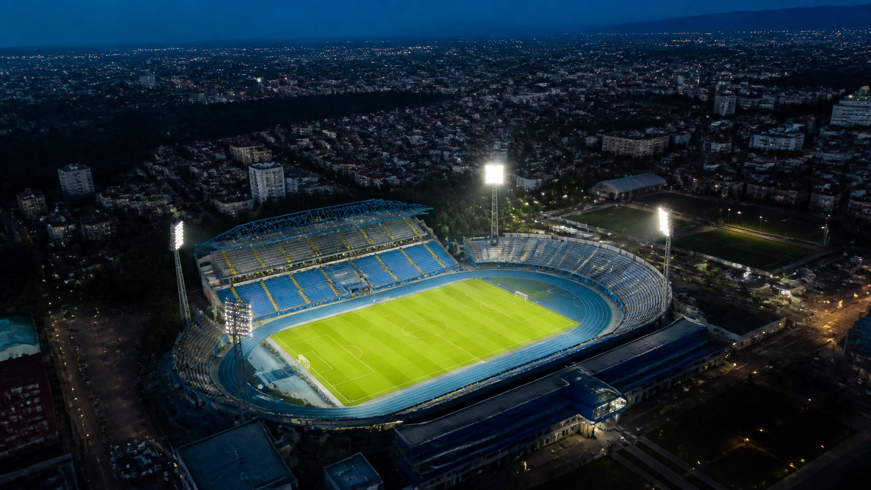 Luftaufnahme des beleuchteten Stadions in Zagreb am Abend vor dem Champions-League-Playoff