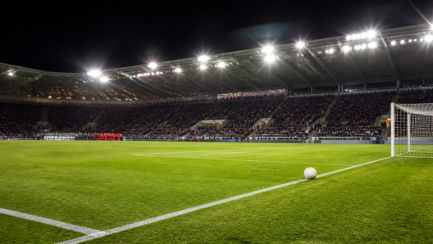 Fußballplatz und Torraum im Freiburger Flutlicht