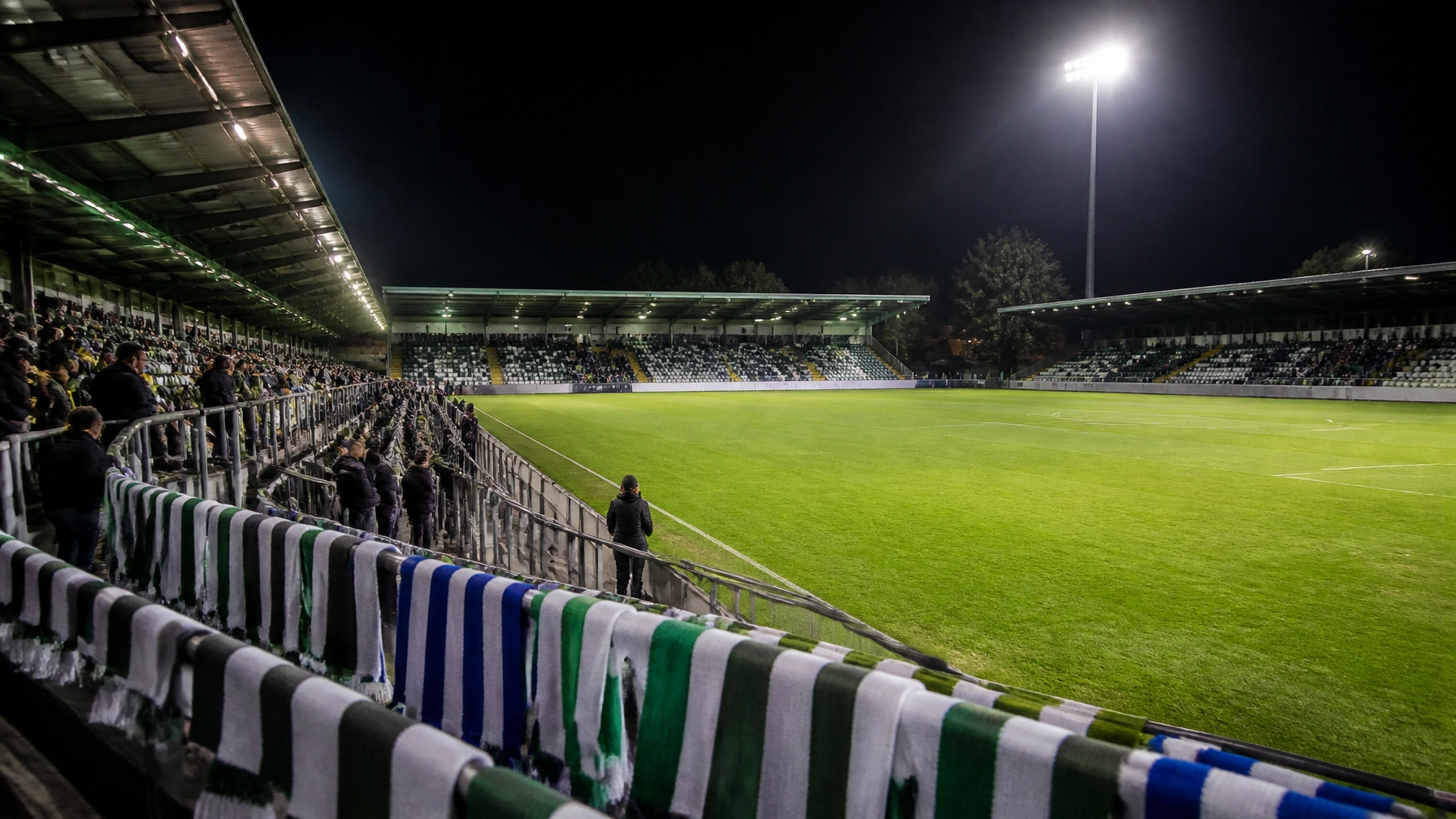 Flutlicht und Spielfeld in einer kompakten deutschen Fußballarena