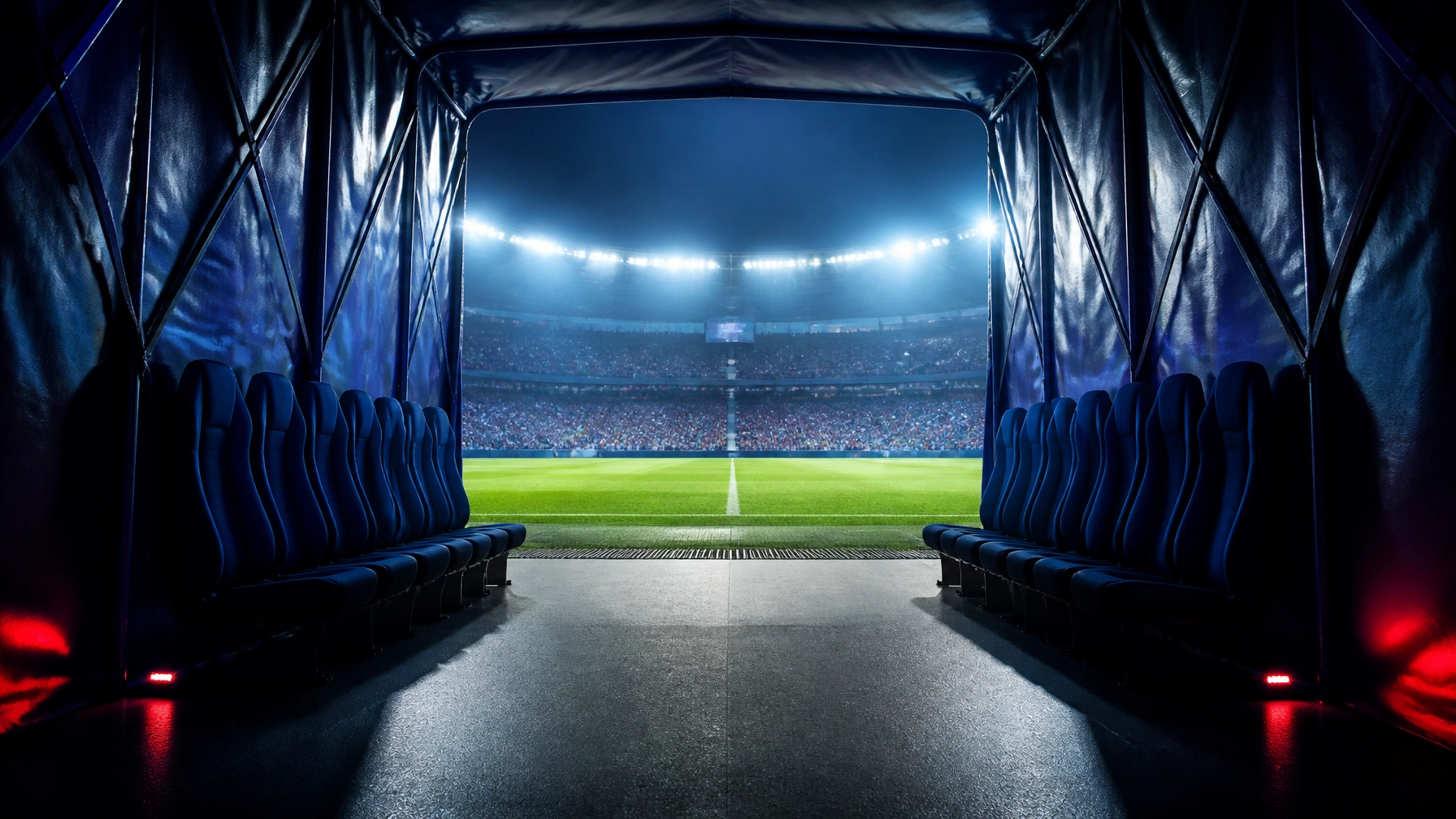 Blick aus dem Spielertunnel auf ein beleuchtetes Fußballfeld in Salzburg