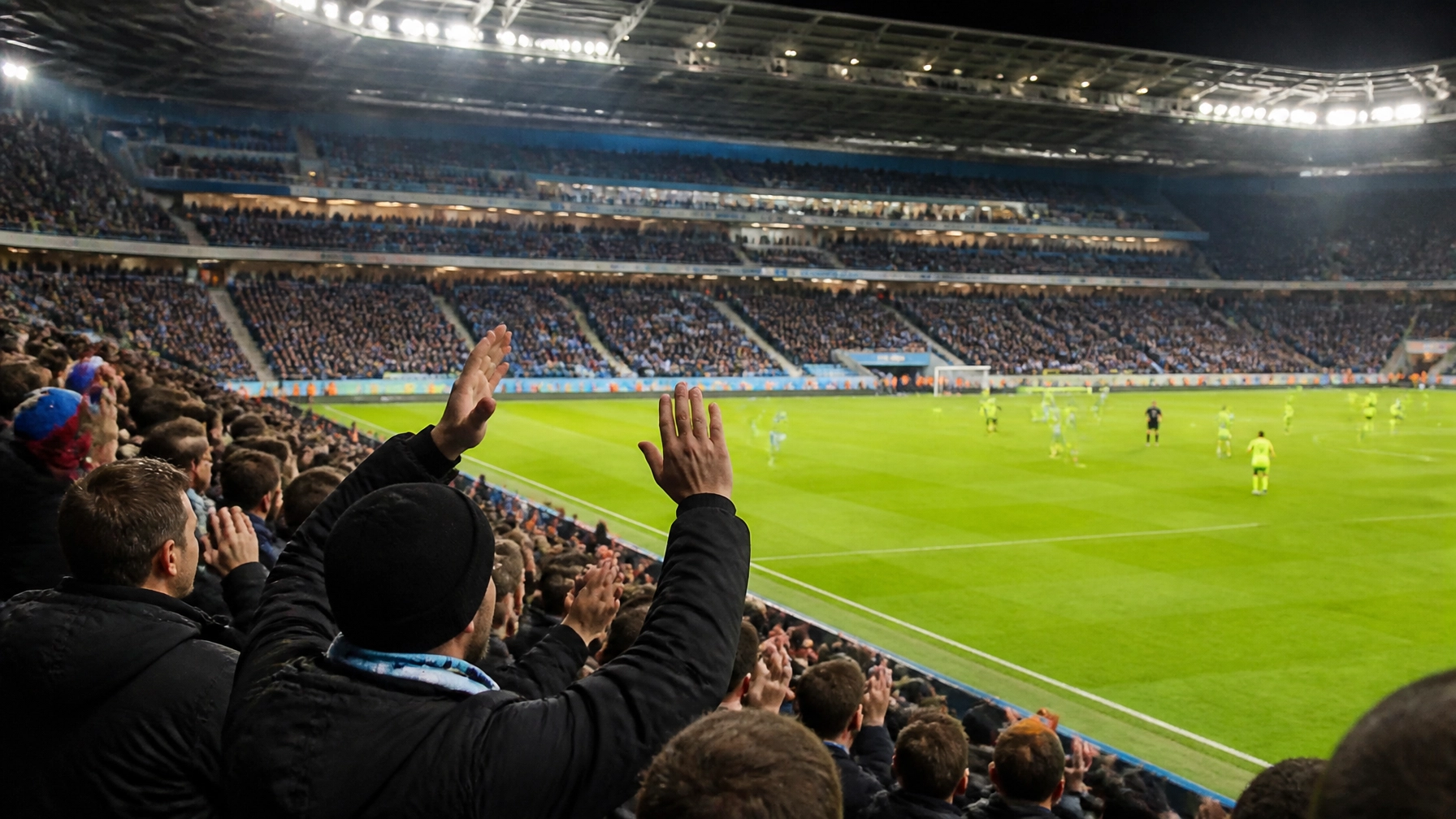 Realistische Stadionatmosphäre bei einem europäischen Fußballabend in Bratislava