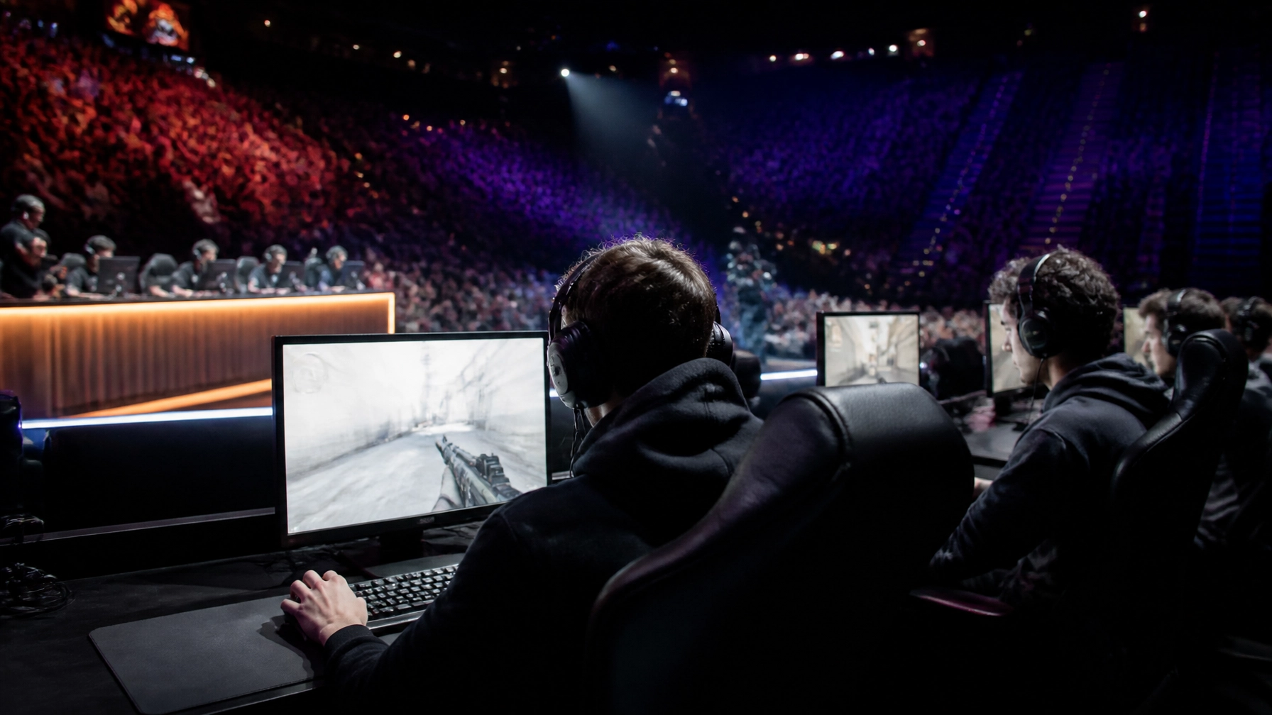 Fotorealistische E-Sport-Arena während eines Counter-Strike-2-Gruppenspiels in Paris