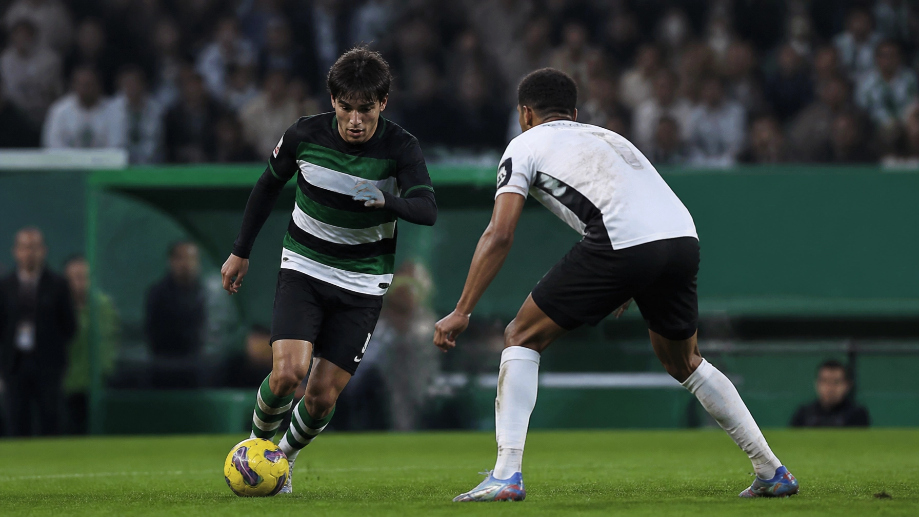 Spielszene mit Sporting CP in dunklen Heimtrikots gegen Vitória de Guimarães