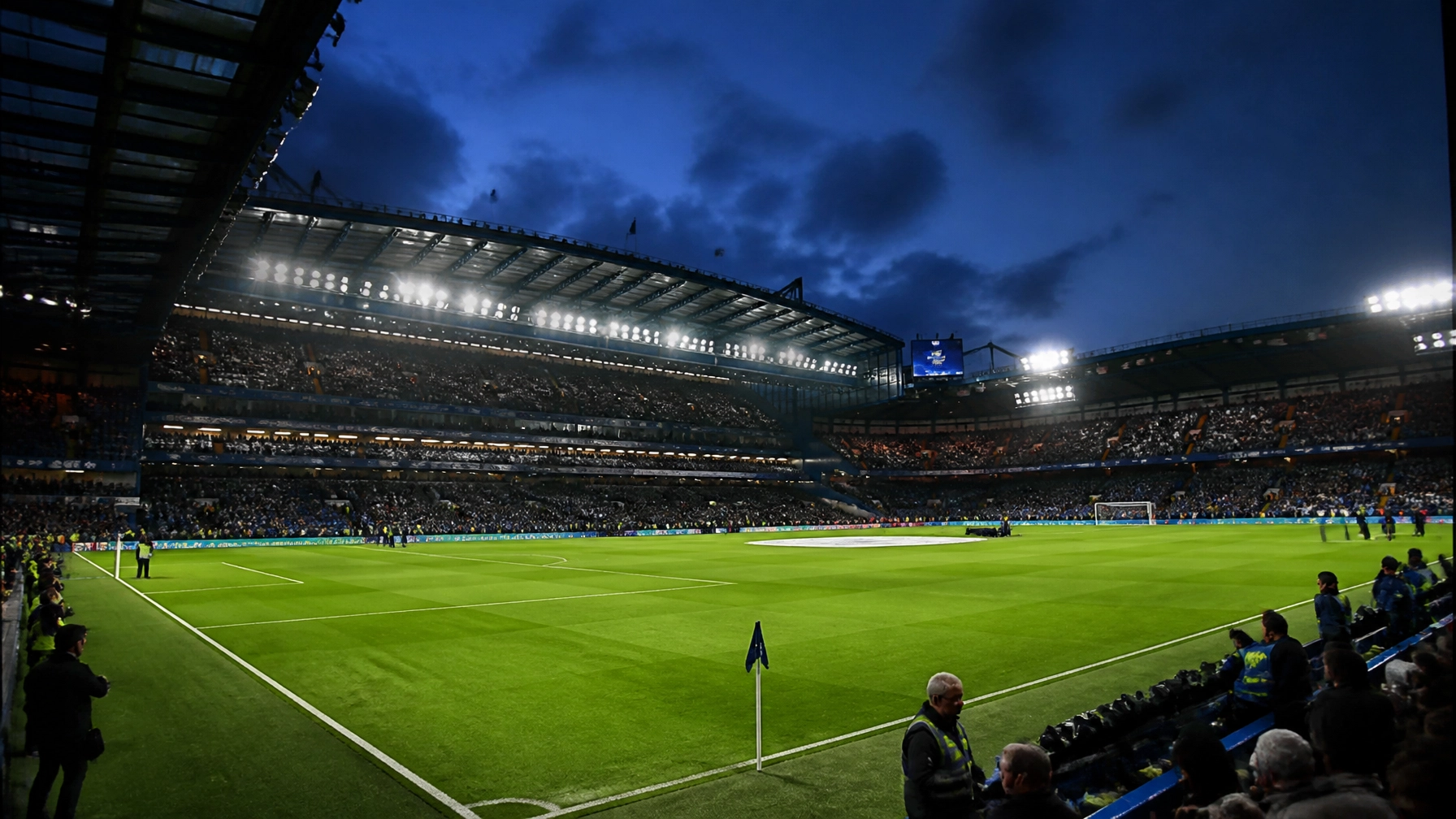 Flutlicht und Spielfeld im Craven Cottage vor dem London-Derby