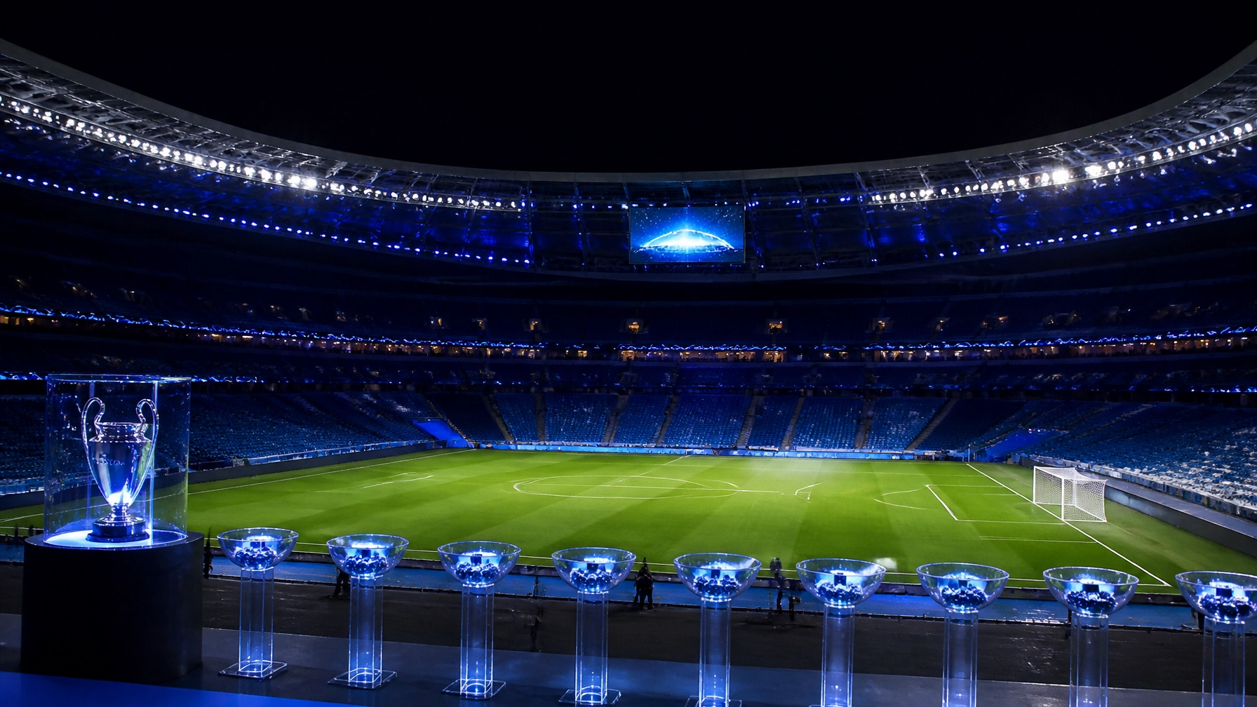 Europäisches Fußballstadion mit blauer Beleuchtung vor einer Auslosung