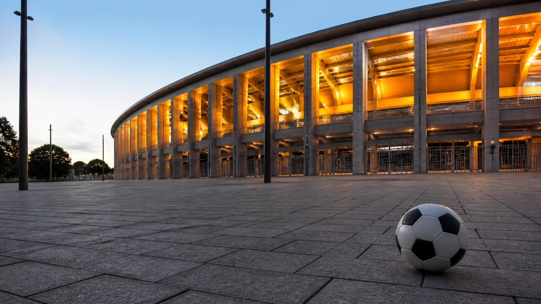 Modernes Stadion bei sommerlicher Abendstimmung vor dem Saisonstart