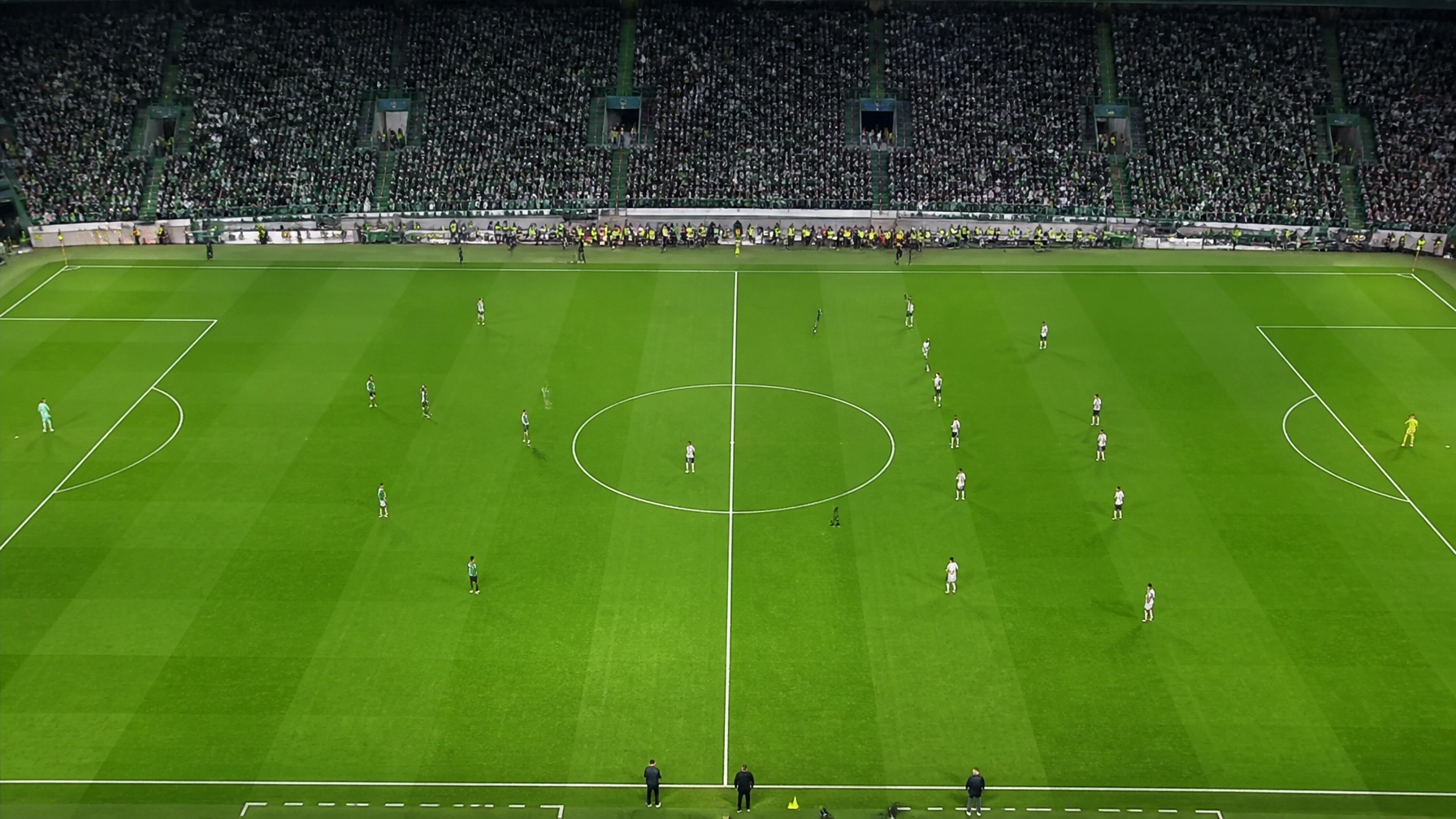 Taktische Spielsituation auf dem Rasen zwischen Sporting CP und Vitória de Guimarães
