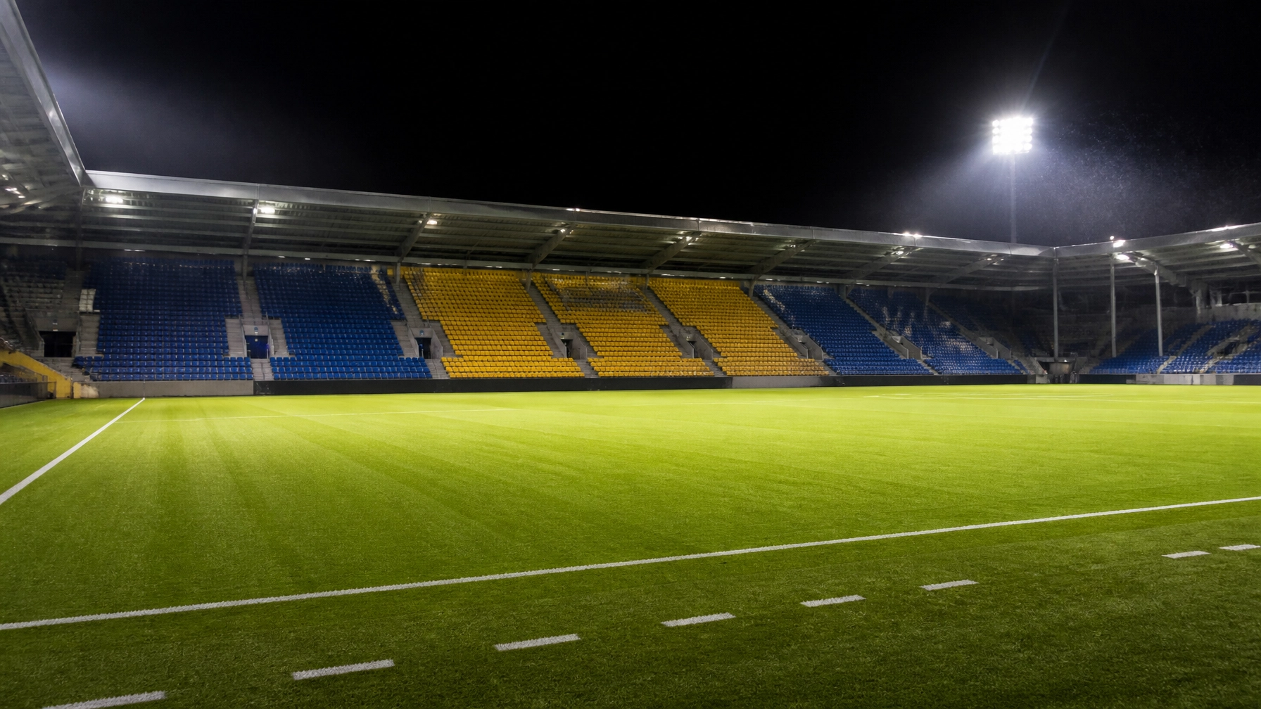 Flutlicht und Spielfeld im Aspmyra Stadion