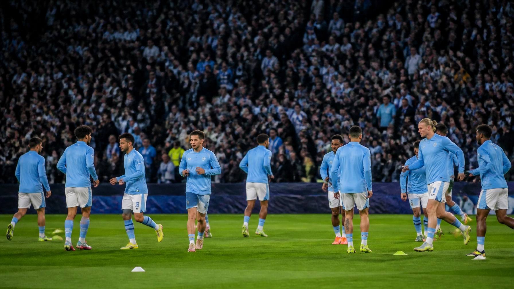 Europäische Fußballnacht mit Spielern im Aufwärmen vor einem großen Stadion
