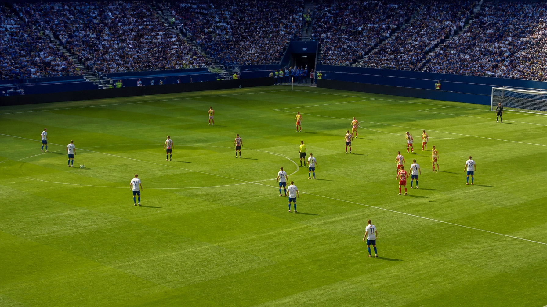 Kompakte defensive Spielordnung im Volksparkstadion