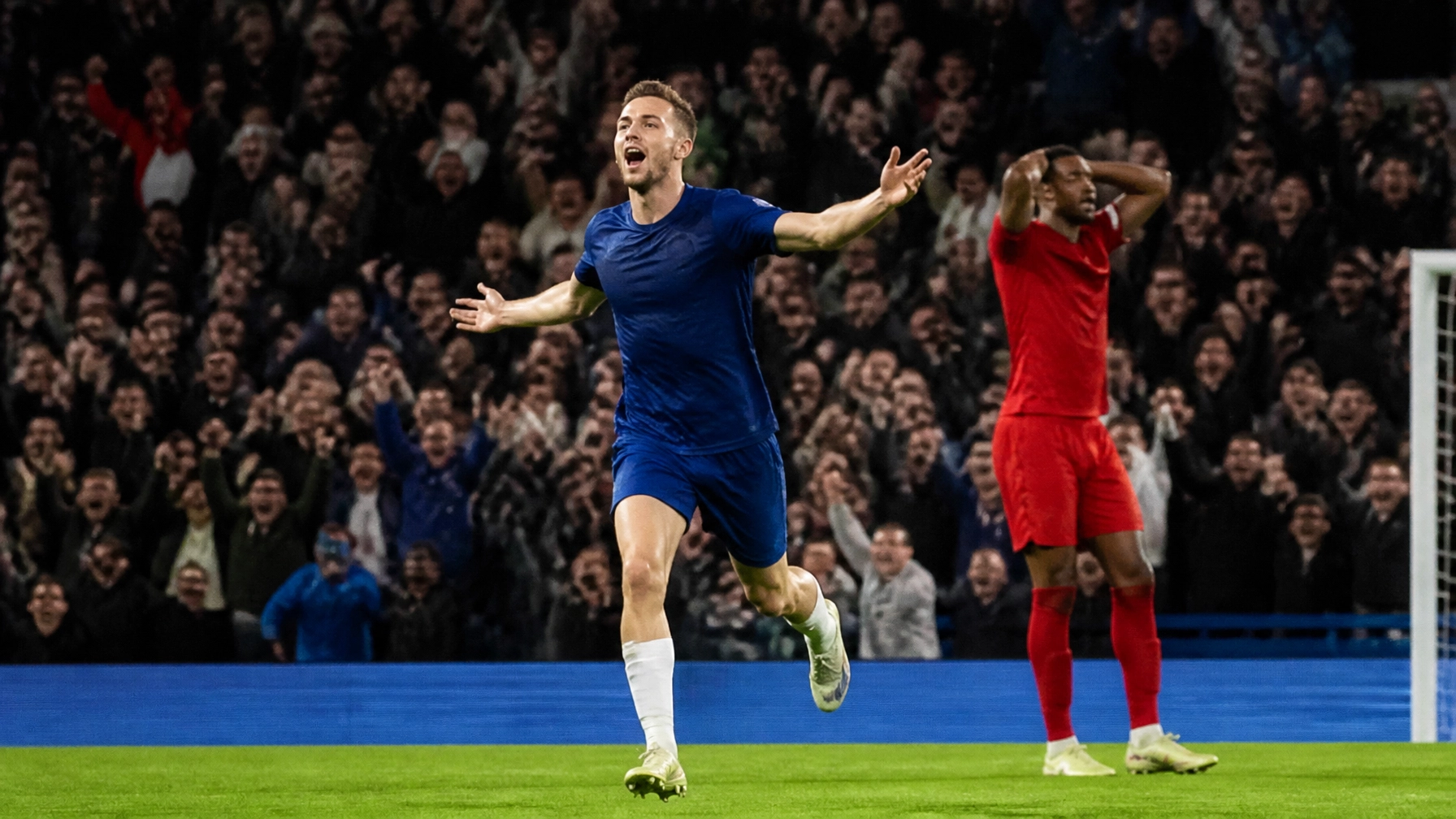Dramatischer später Ausgleich in einem englischen Stadion, jubelnder Spieler vor einer Heimtribüne