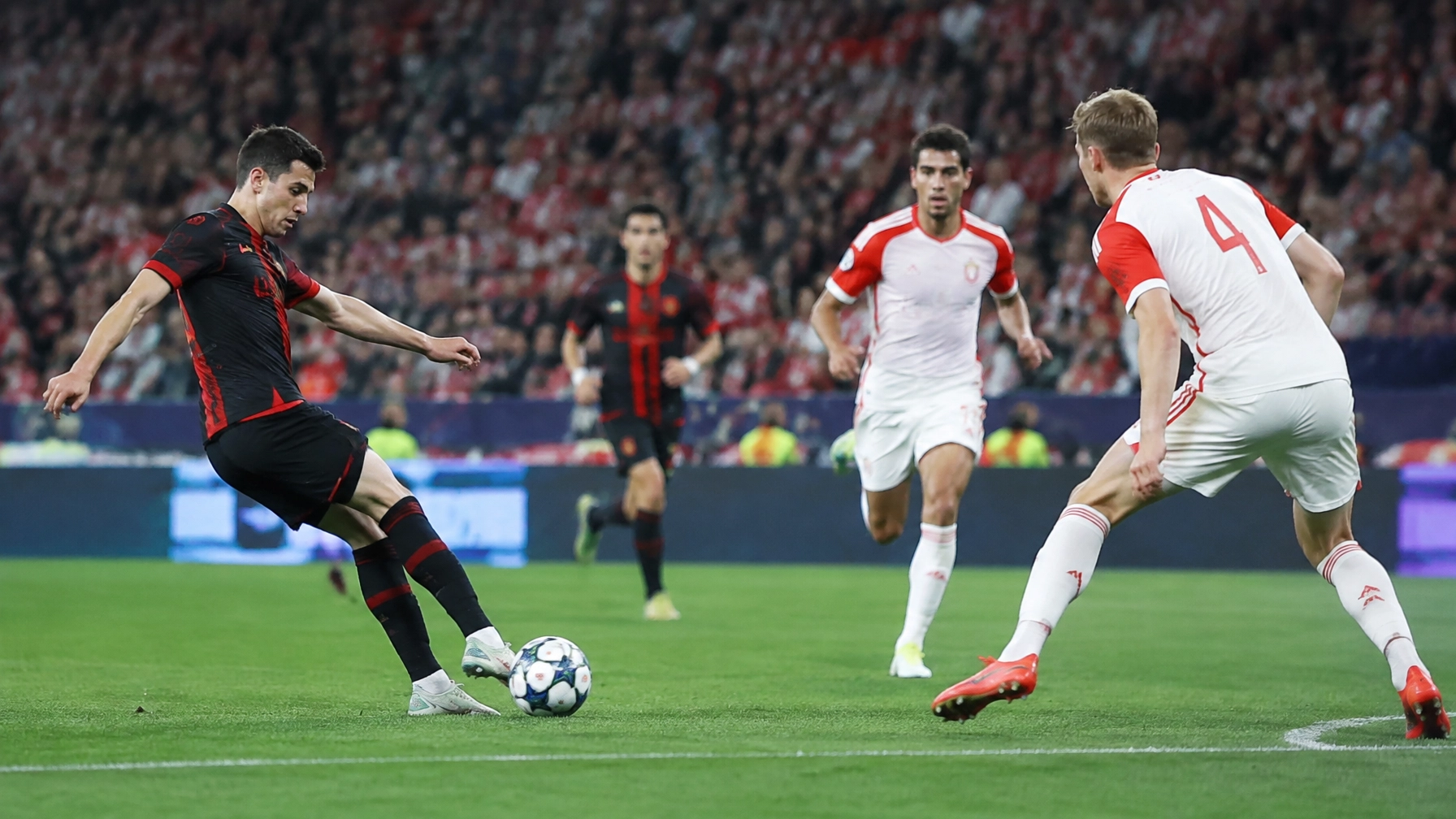 Dynamische europäische Fußballszene mit offensiven Aktionen beider Mannschaften